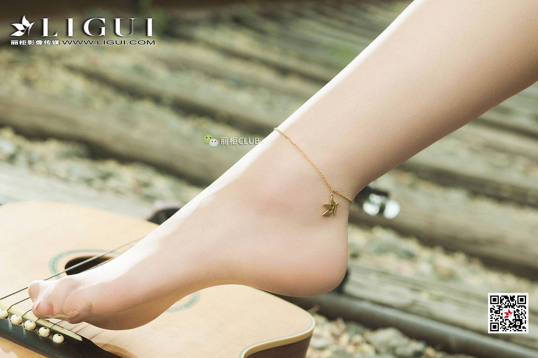 腿模小戈《文艺丝足少女》 [丽柜LIGUI] 美腿丝足第15张