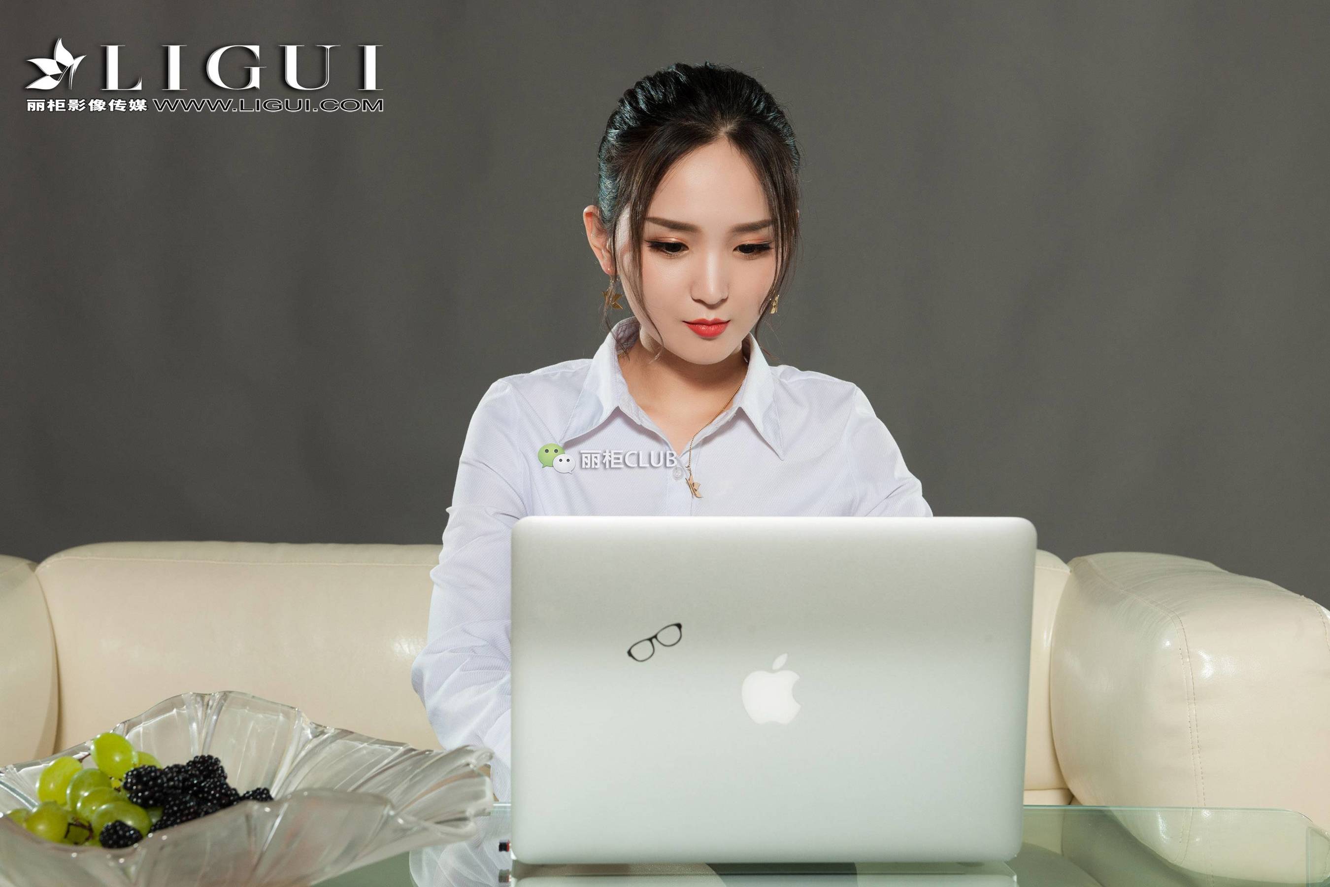 腿模小戈&amp;amp;雪糕《丝足诱惑》 [丽柜Ligui] 美腿丝第18张