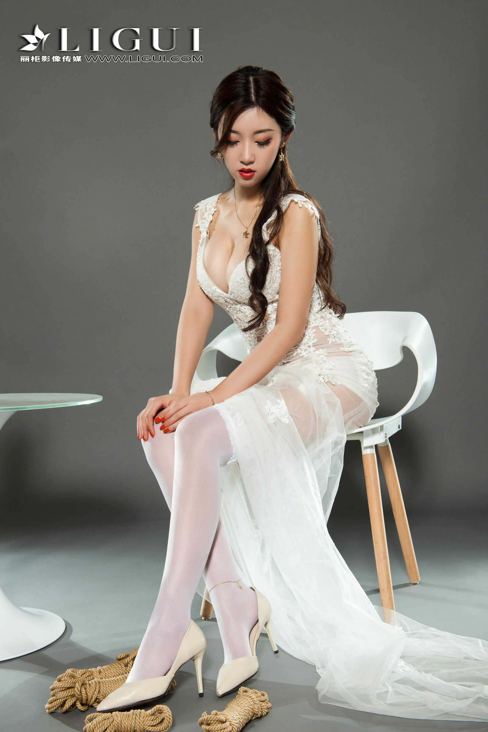 筱筱《蕾丝长裙美束》 [丽柜Ligui] 美腿丝足写真第17张