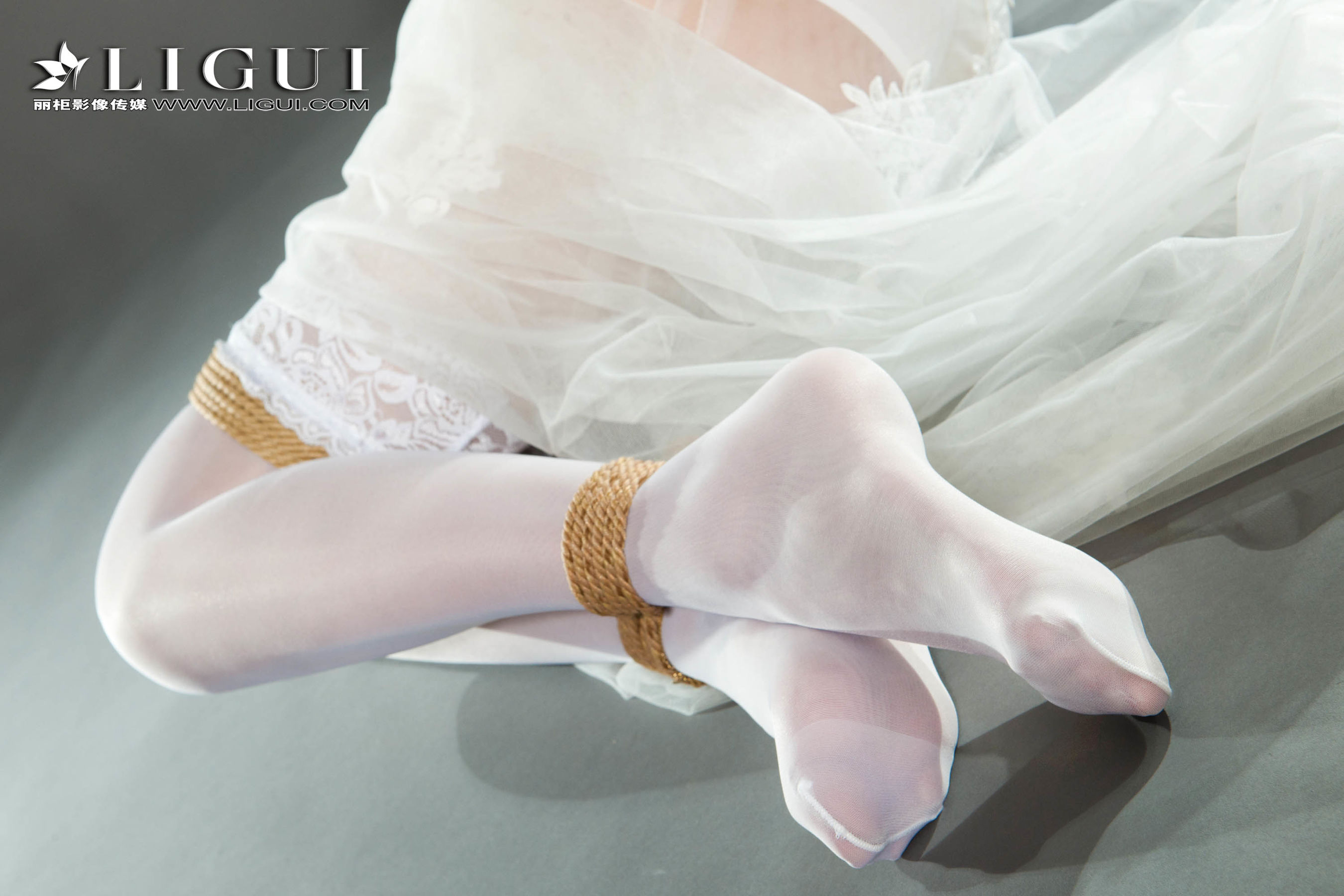 筱筱《蕾丝长裙美束》 [丽柜Ligui] 美腿丝足写真第5张