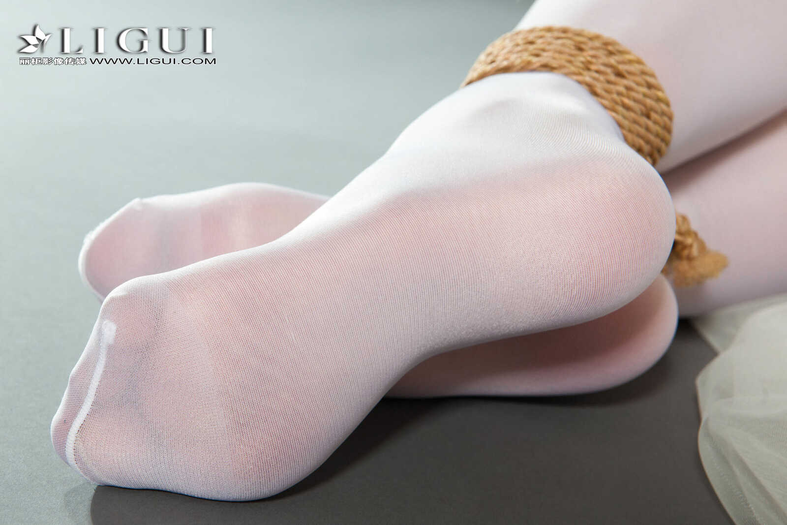 筱筱《蕾丝长裙美束》 [丽柜Ligui] 美腿丝足写真第4张