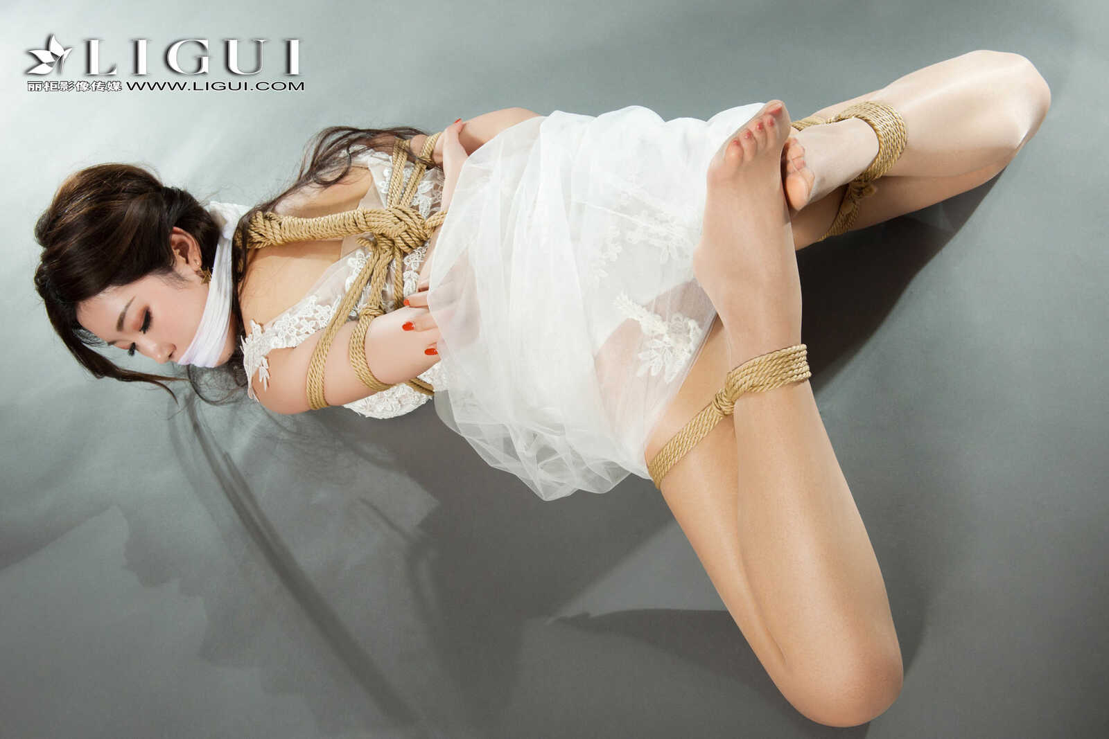 筱筱《蕾丝长裙美束》 [丽柜Ligui] 美腿丝足写真第2张