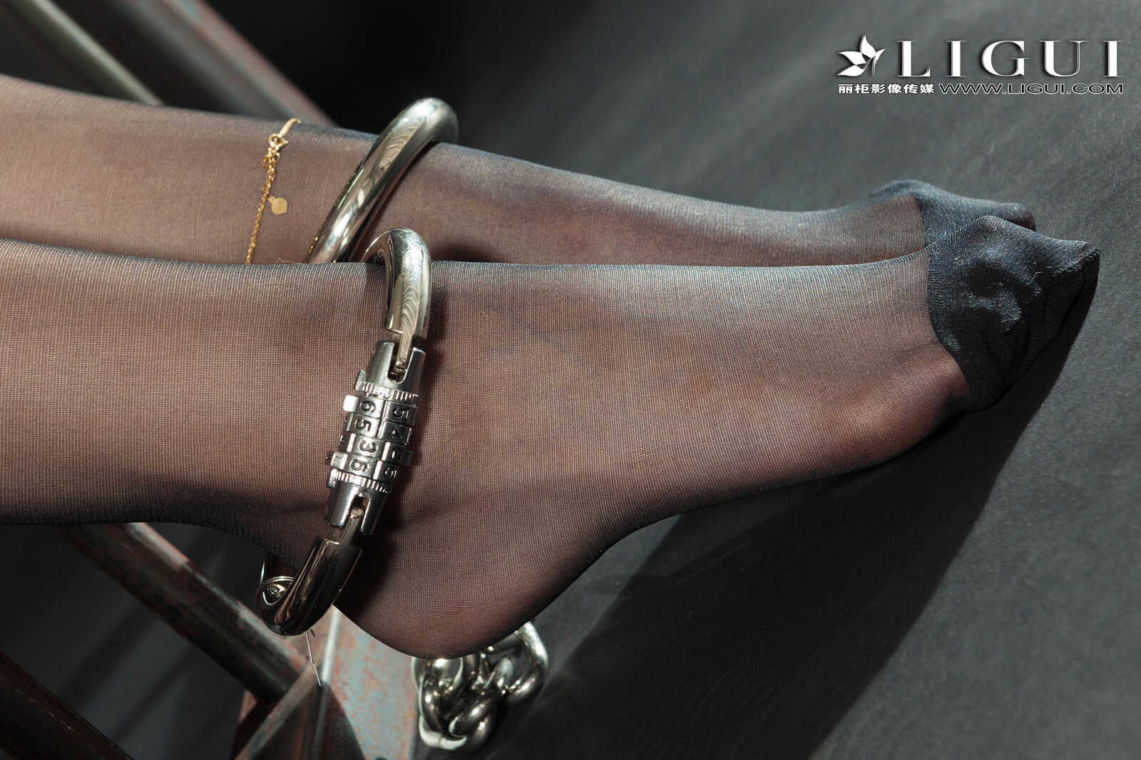 足模小戈《黑丝镣铐女警》 [丽柜Ligui] 写真集第1张