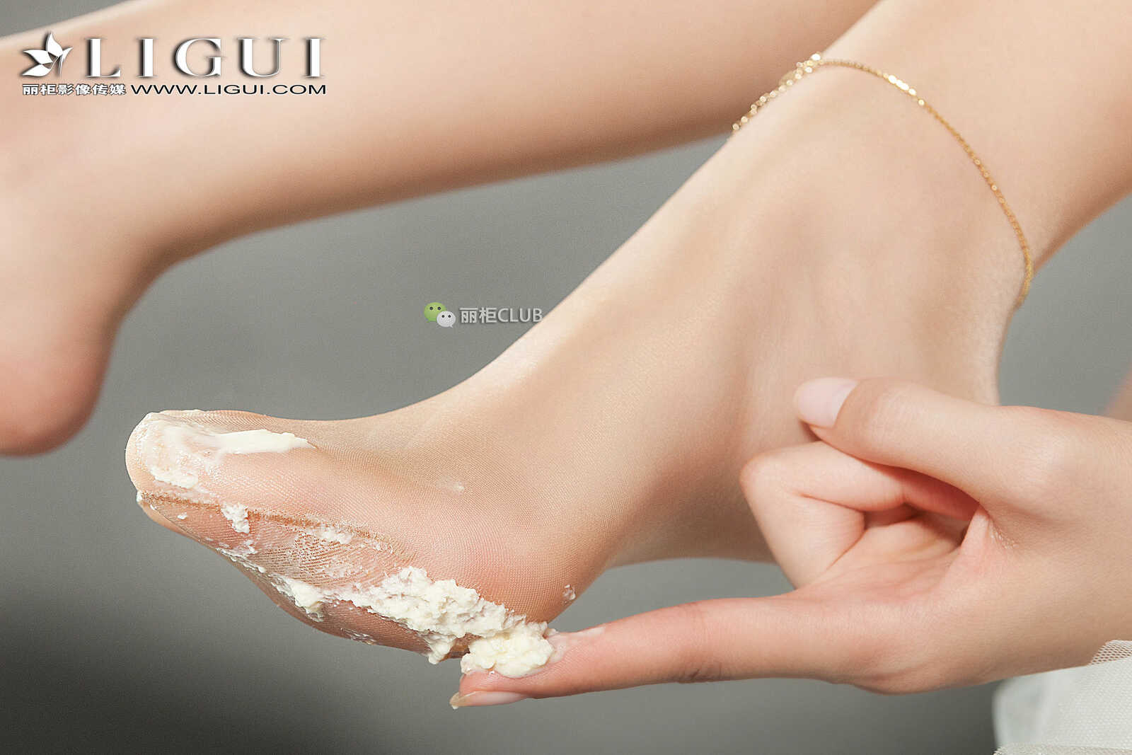 腿模筱筱《披萨丝足》 [丽柜Ligui] 写真集第4张