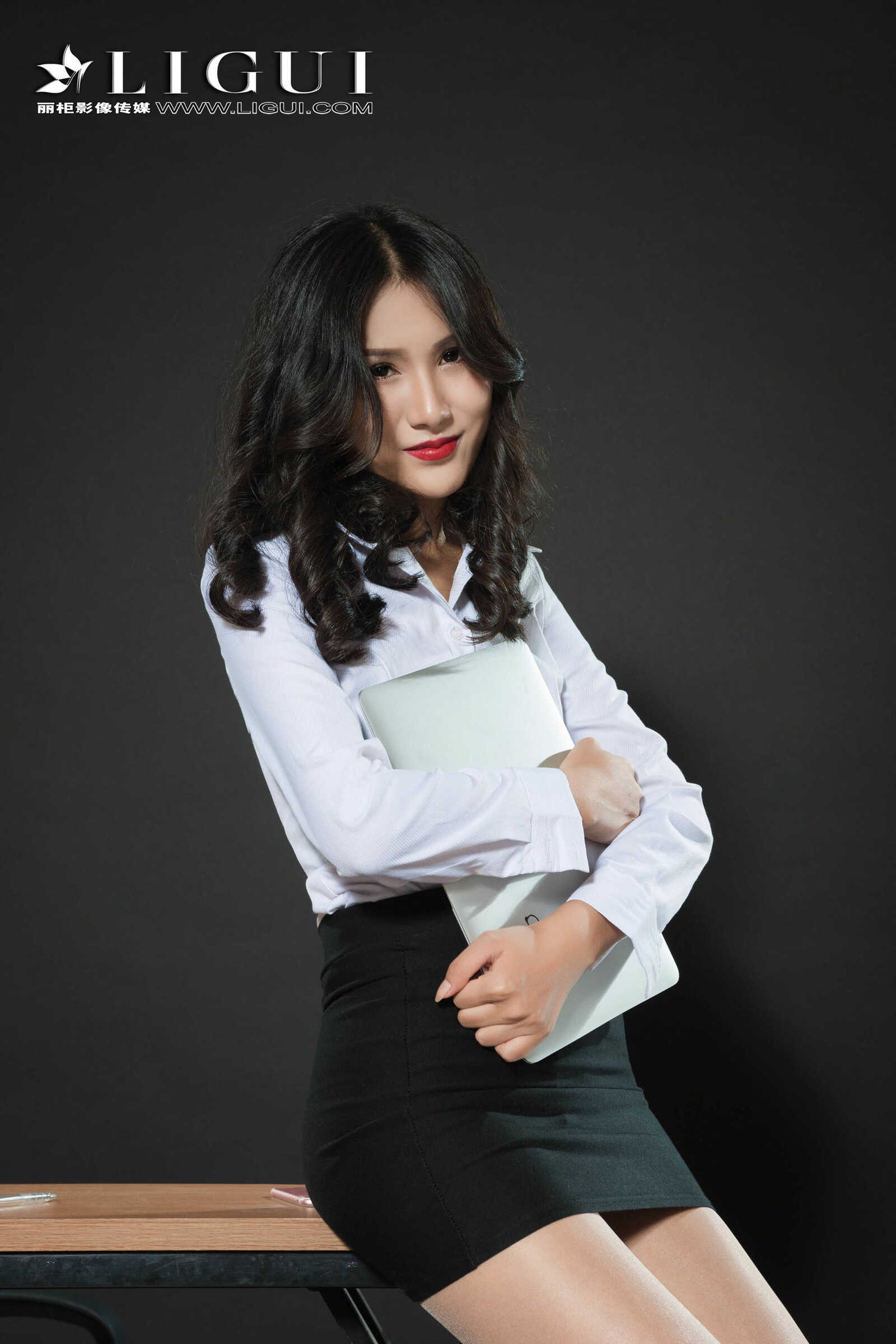 腿模小菲《长腿OL丝足小秘》 [丽柜Ligui] 网络丽人第13张