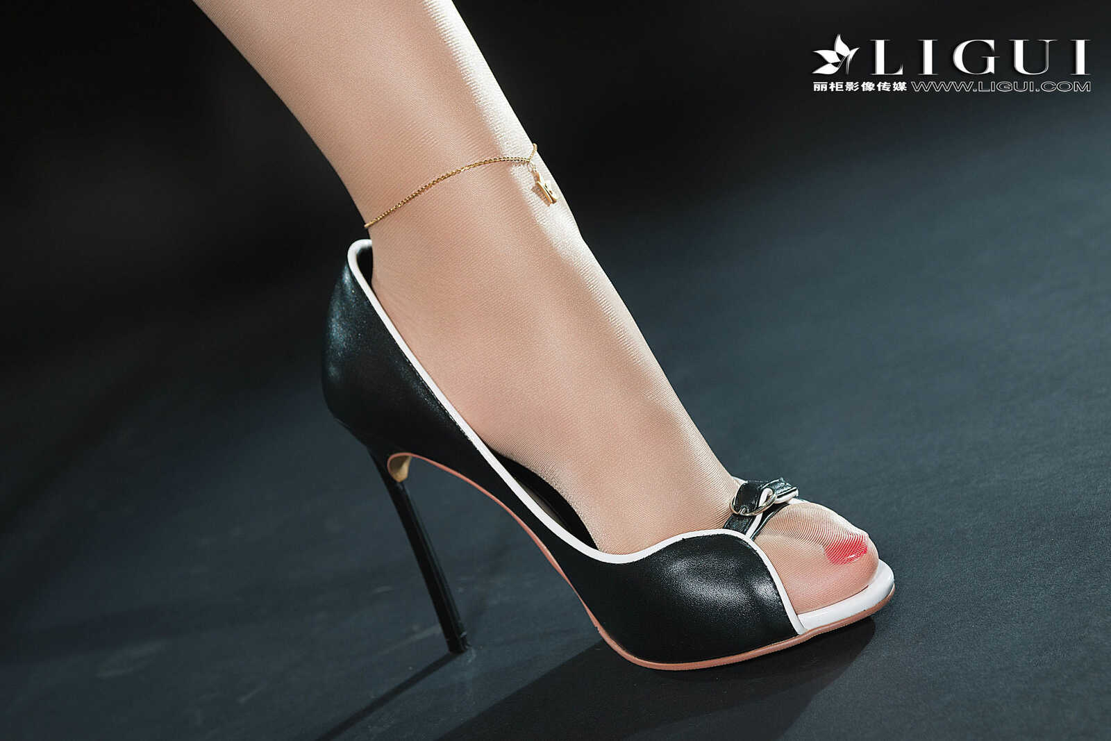 腿模小菲《长腿OL丝足小秘》 [丽柜Ligui] 网络丽人第10张