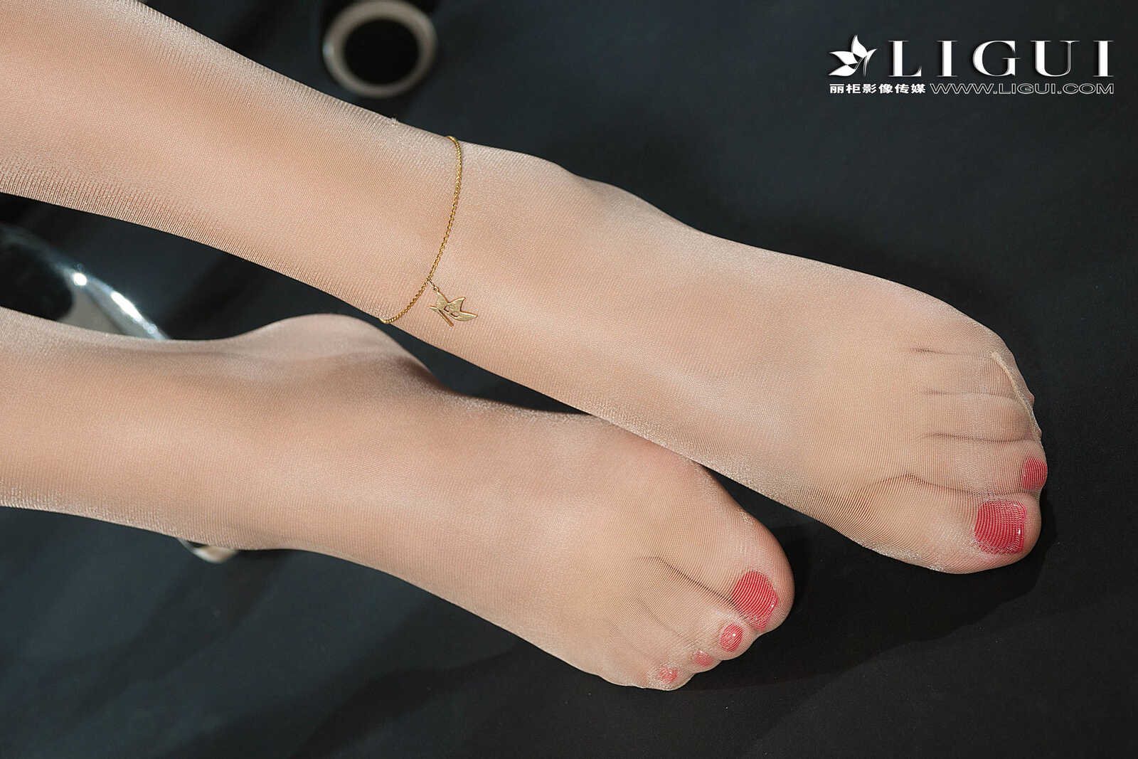 腿模小菲《长腿OL丝足小秘》 [丽柜Ligui] 网络丽人第1张