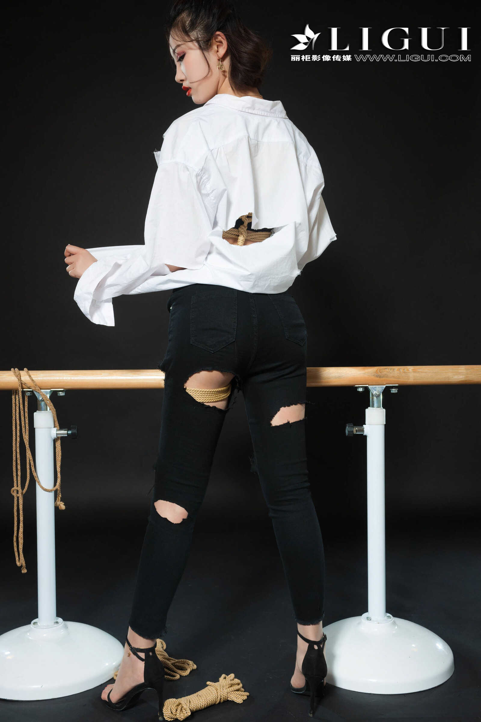 腿模筱筱《牛仔紧身裤+白衬衫+美束捆绑》 [丽柜第2张