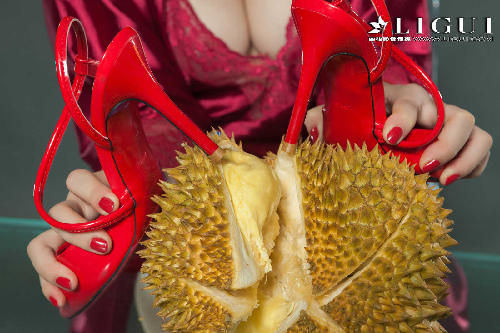 足模然然《榴莲丝袜少妇》 [丽柜Liguil] 写真集第5张