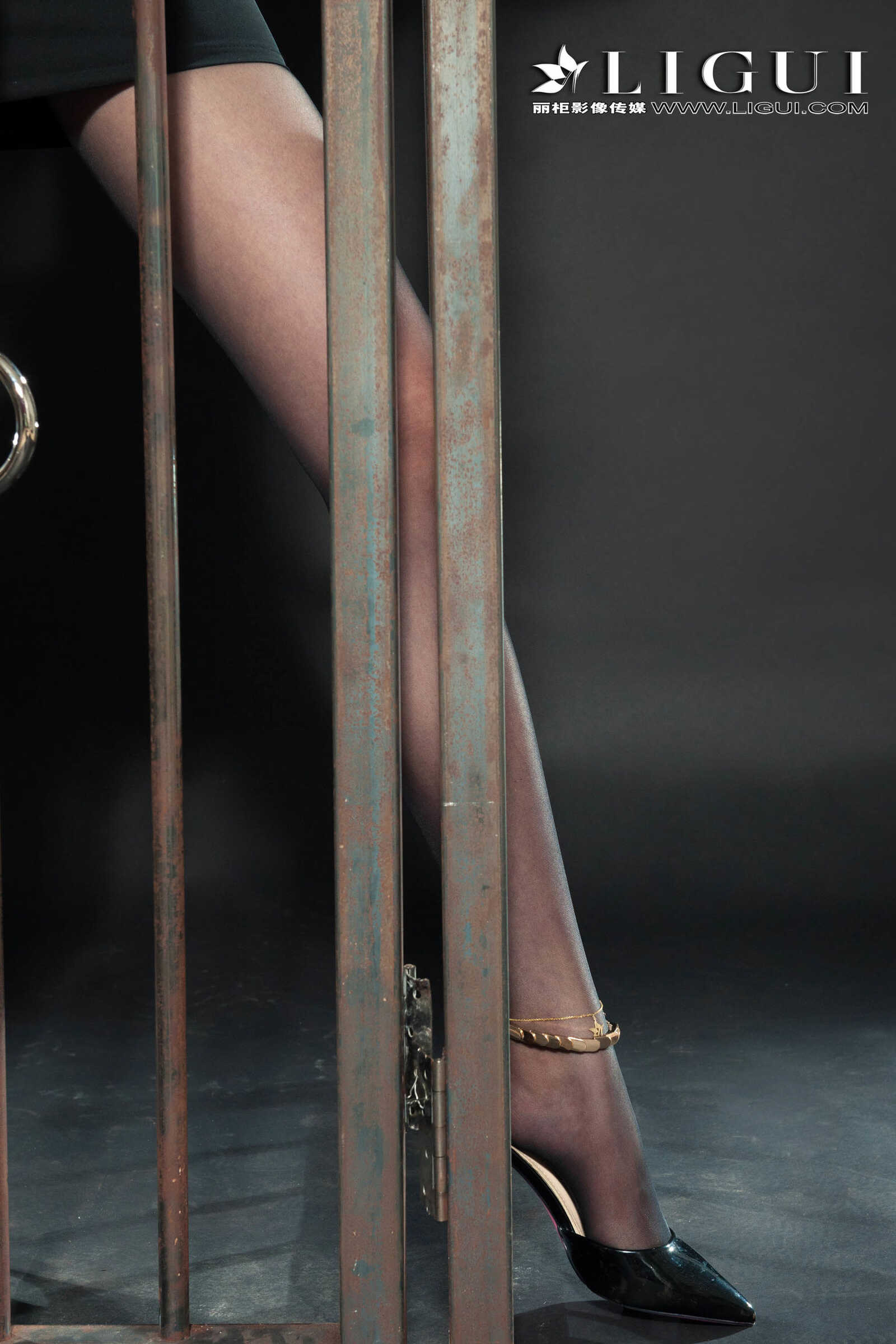腿模敏儿《监狱黑丝女警镣铐》 [丽柜Liguil] 网络第14张