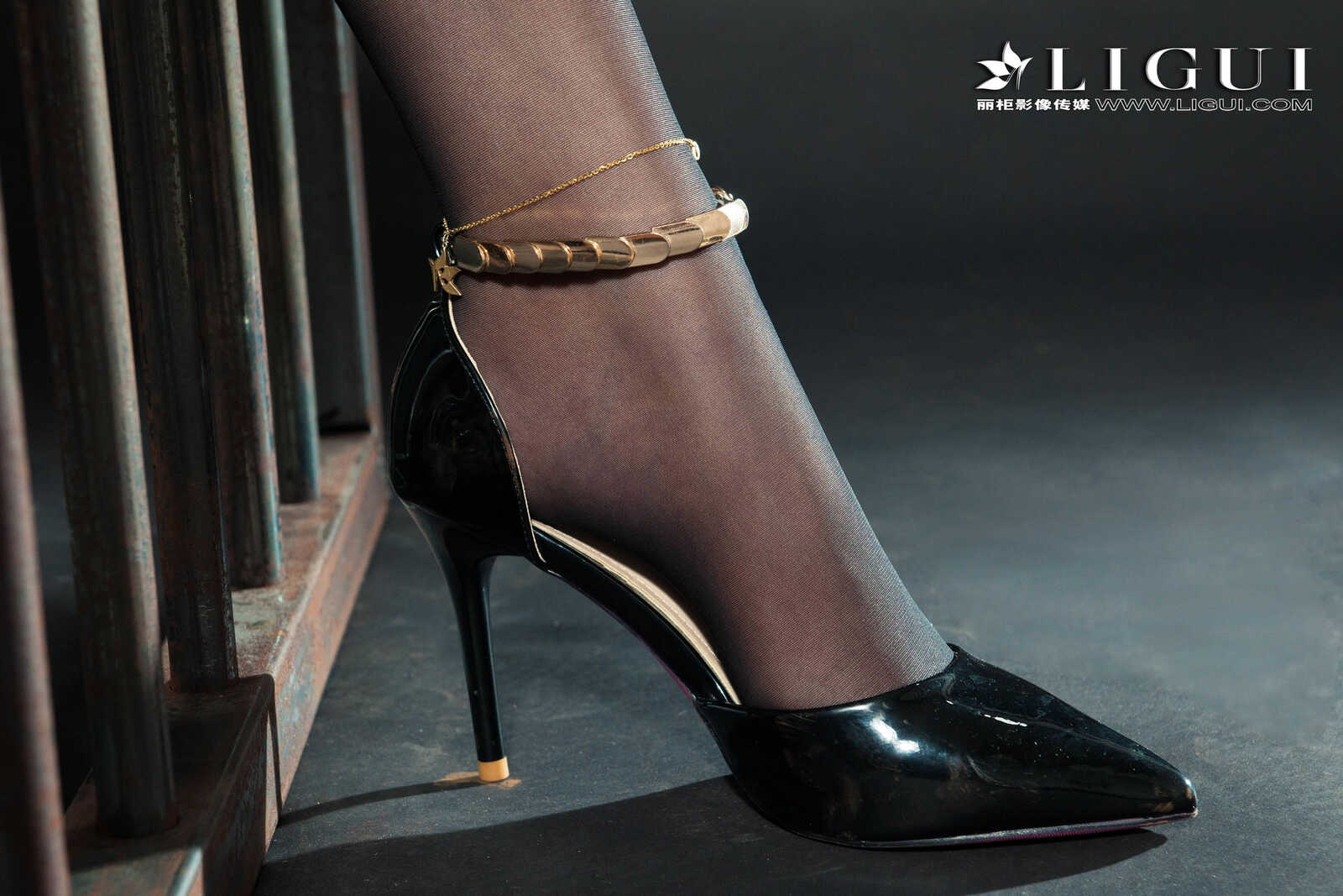 腿模敏儿《监狱黑丝女警镣铐》 [丽柜Liguil] 网络第12张