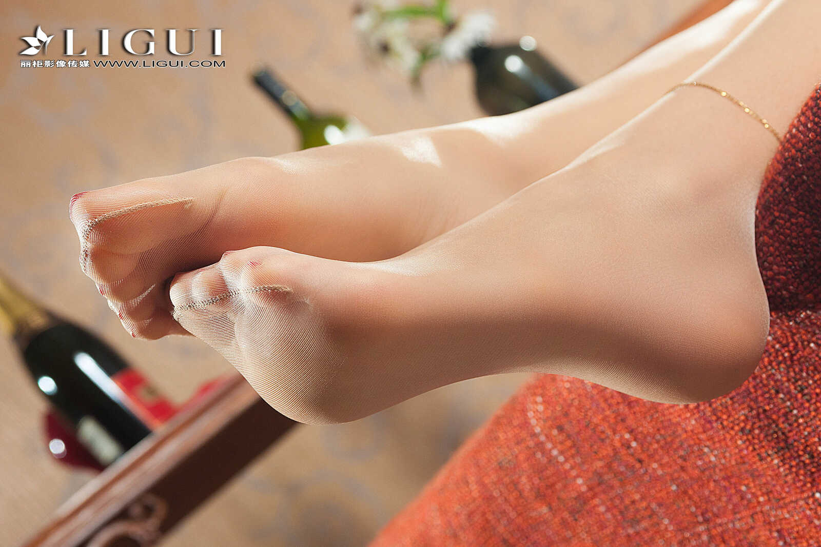 腿模王炜炜《红裙女郎》 [丽柜Liguil] 写真集第2张