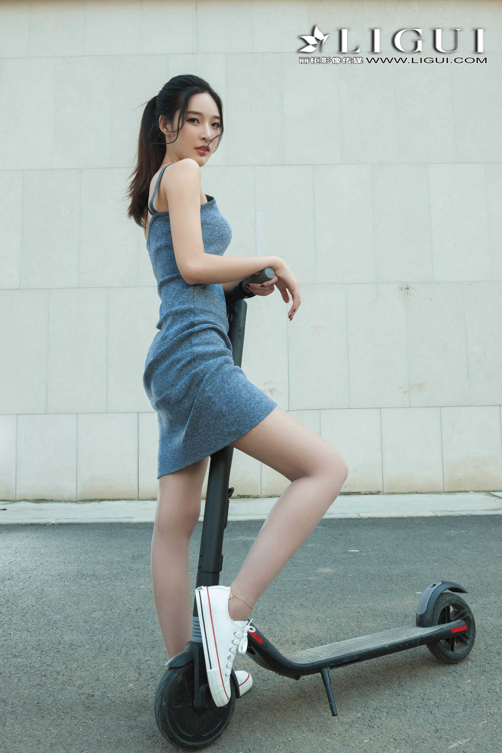 雪糕《连衣裙+运动鞋美腿丝足》 [丽柜Ligui] 写真第18张