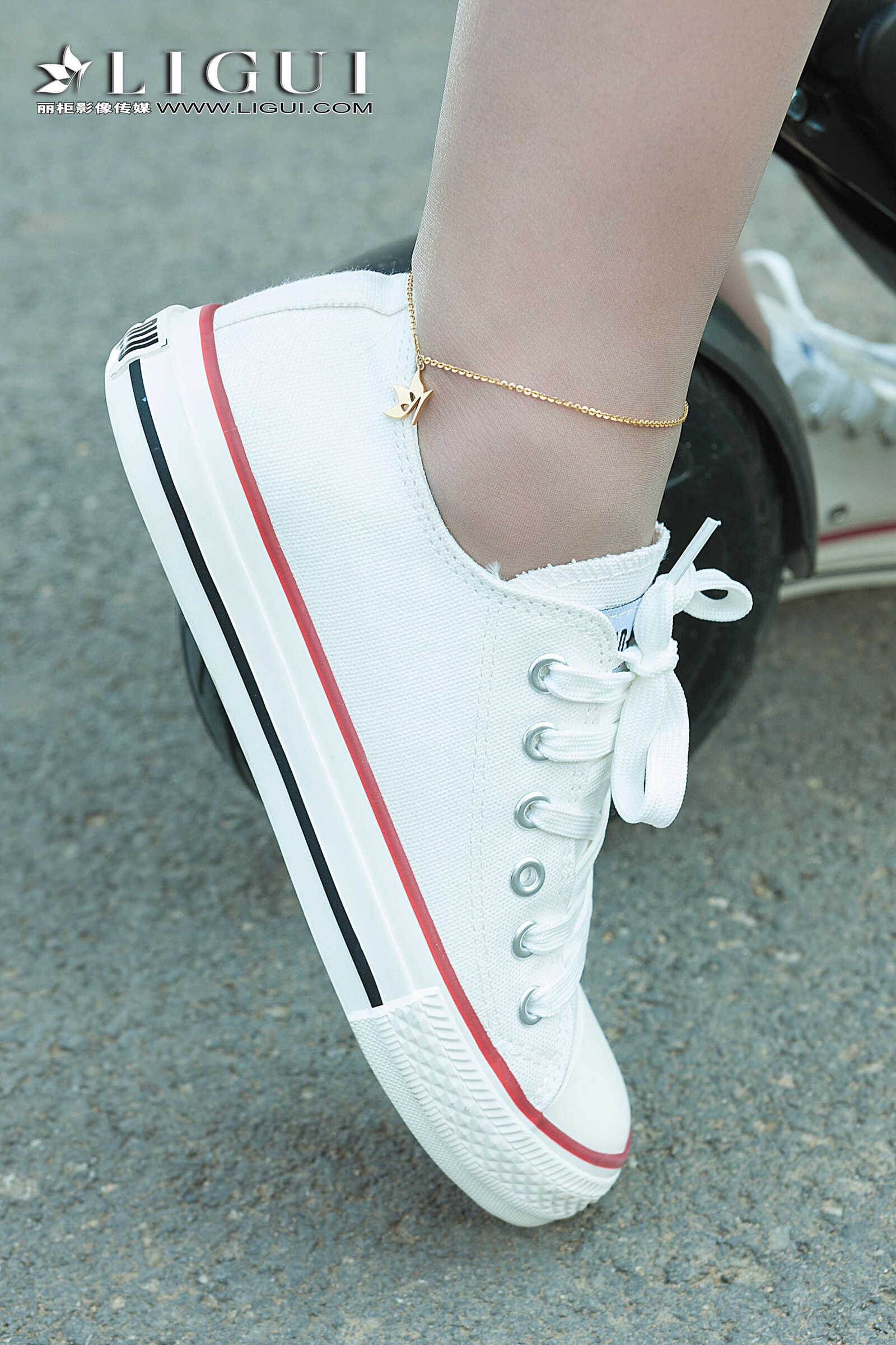 雪糕《连衣裙+运动鞋美腿丝足》 [丽柜Ligui] 写真第17张