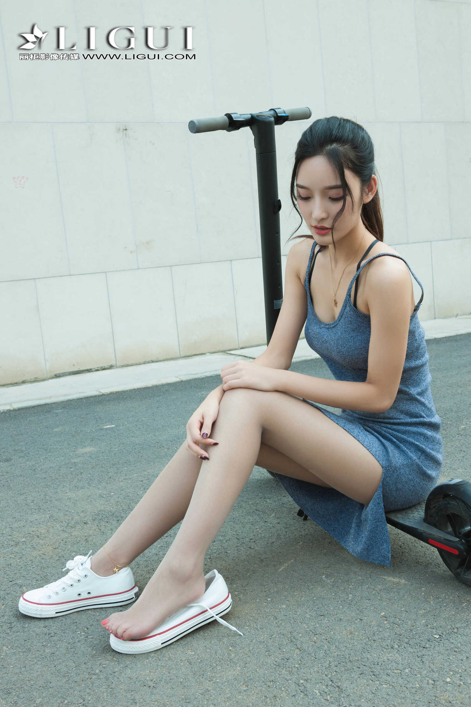 雪糕《连衣裙+运动鞋美腿丝足》 [丽柜Ligui] 写真第15张