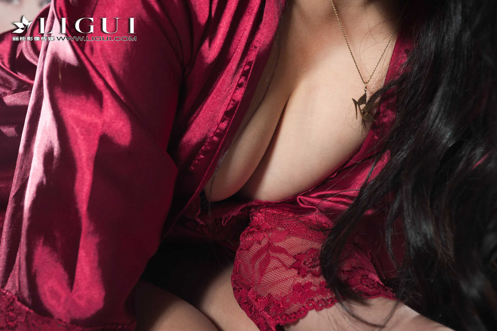 腿模然然《优雅高贵睡衣丝足》 [丽柜Ligui] 写真第14张