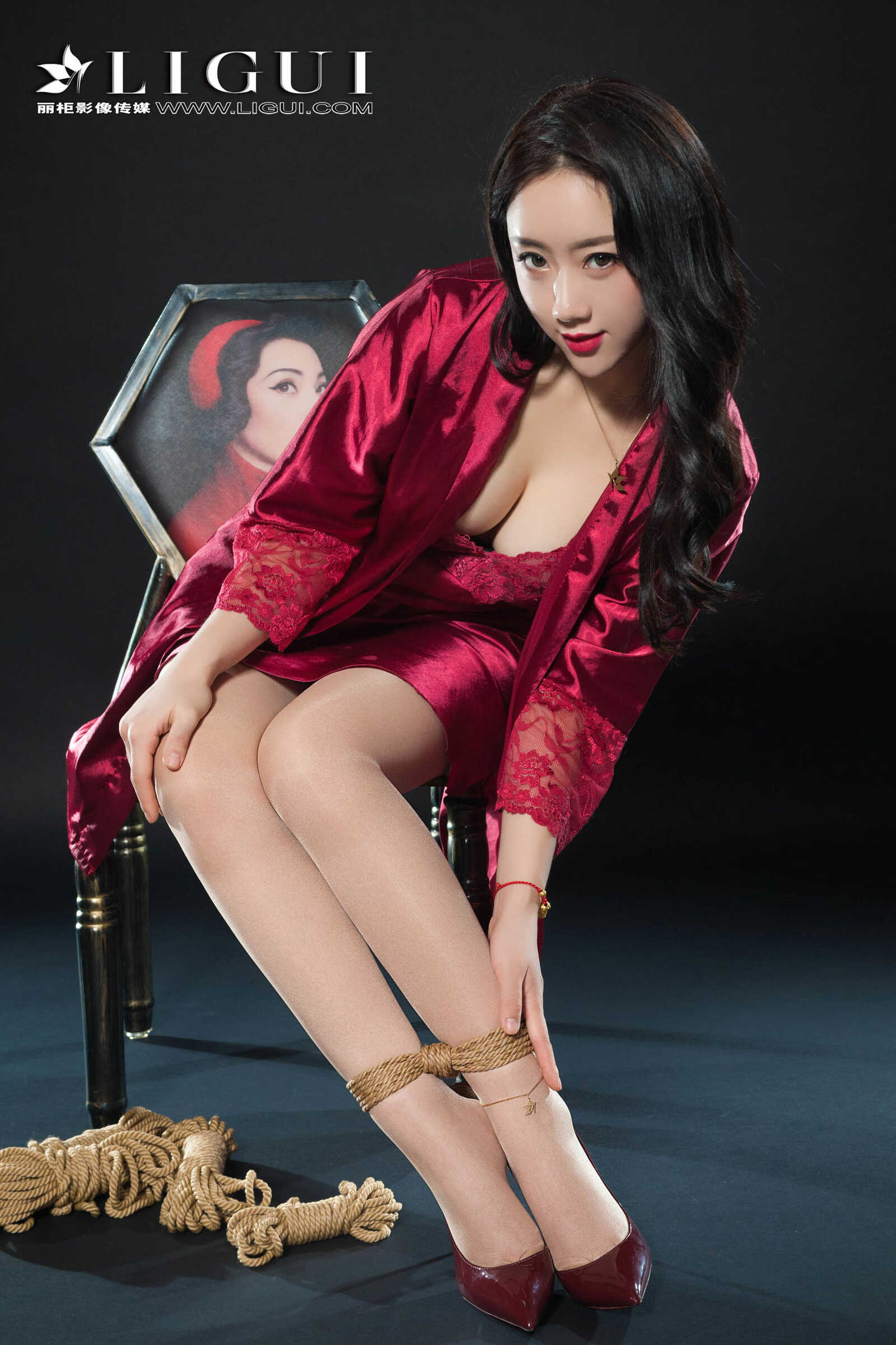 腿模然然《优雅高贵睡衣丝足》 [丽柜Ligui] 写真第13张