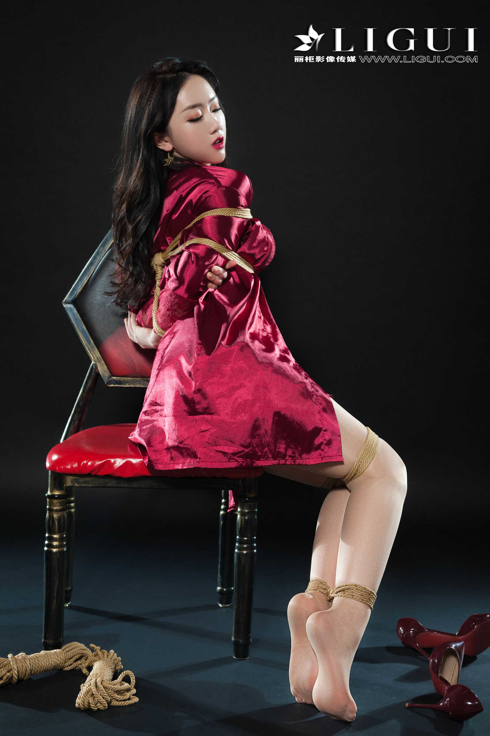 腿模然然《优雅高贵睡衣丝足》 [丽柜Ligui] 写真第4张