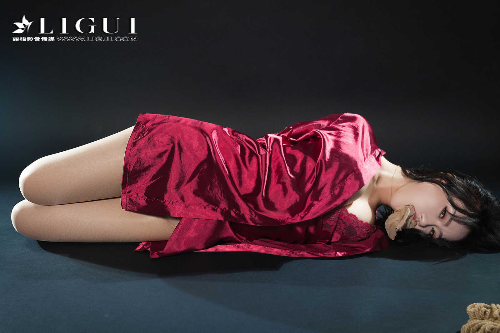 腿模然然《优雅高贵睡衣丝足》 [丽柜Ligui] 写真第1张