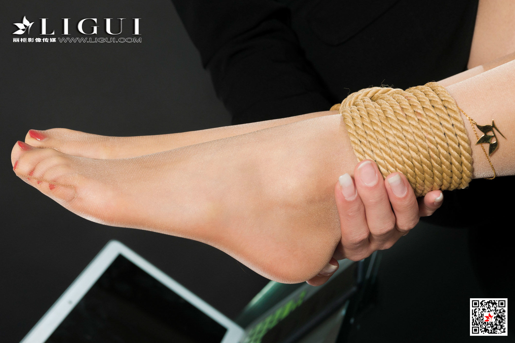 筱筱&amp;amp;王欣竹《OL丝足诱惑》 [丽柜Ligui] 写真集第3张