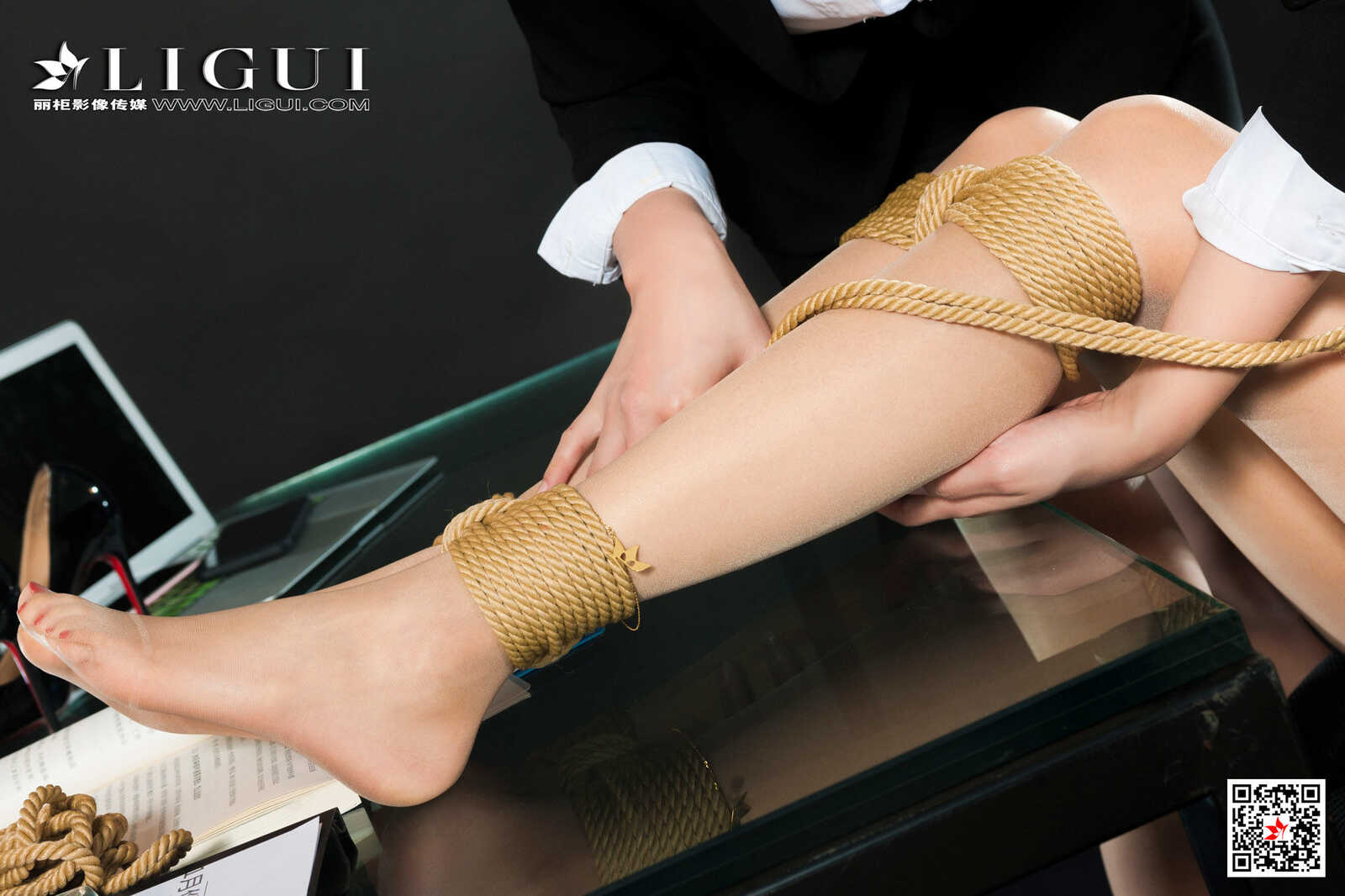筱筱&amp;amp;王欣竹《OL丝足诱惑》 [丽柜Ligui] 写真集第3张