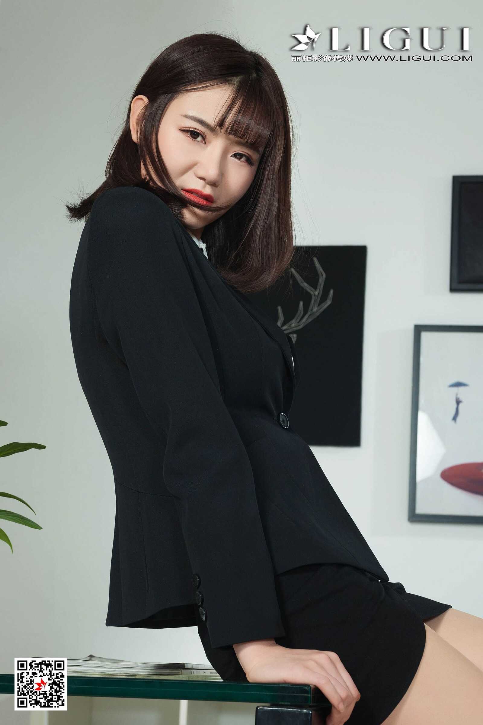 腿模静儿《办公室肉丝袜美腿OL》 [丽柜Ligui] 写真第11张