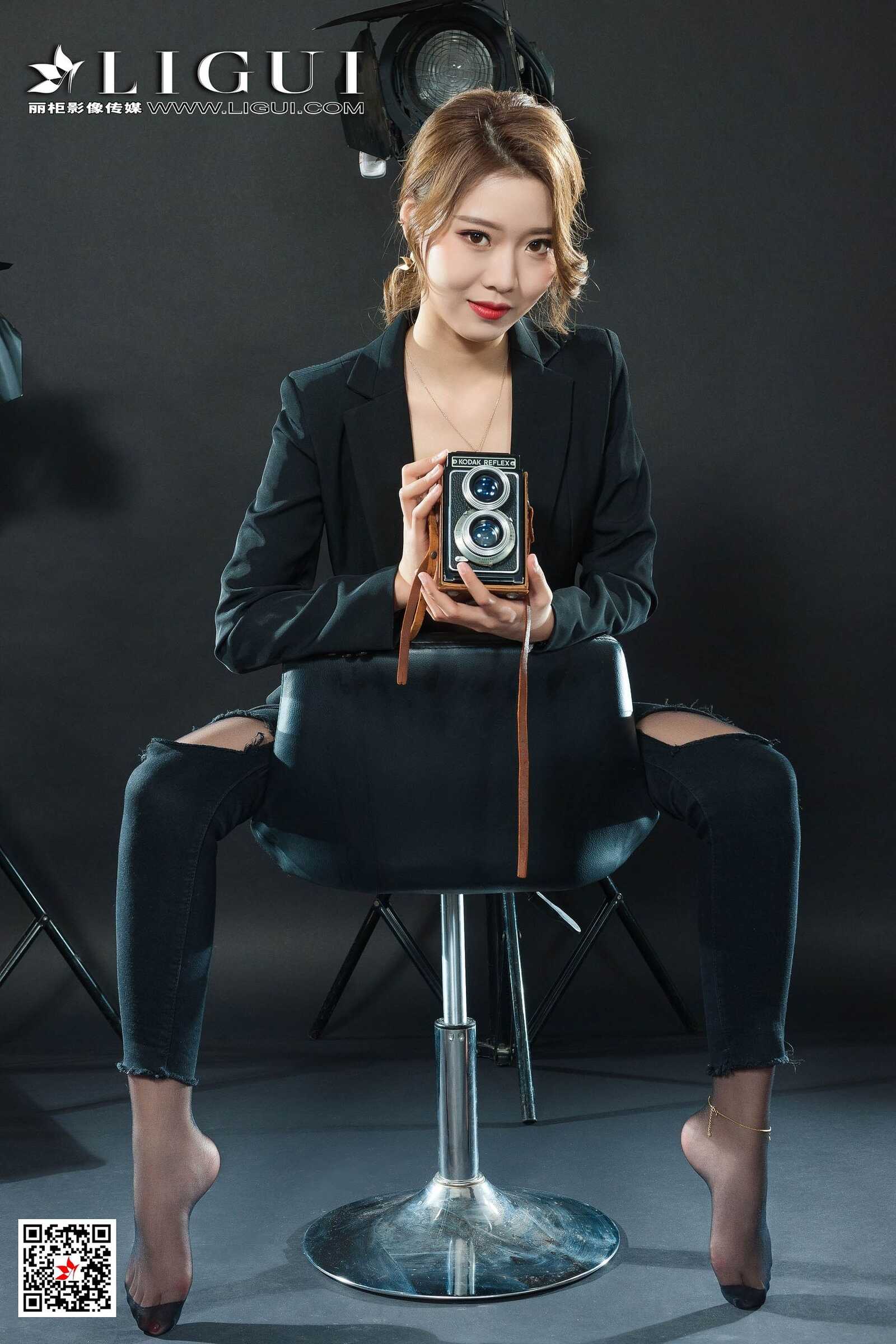 钟情《破洞牛仔黑丝OL》 [丽柜Ligui] 写真集第13张