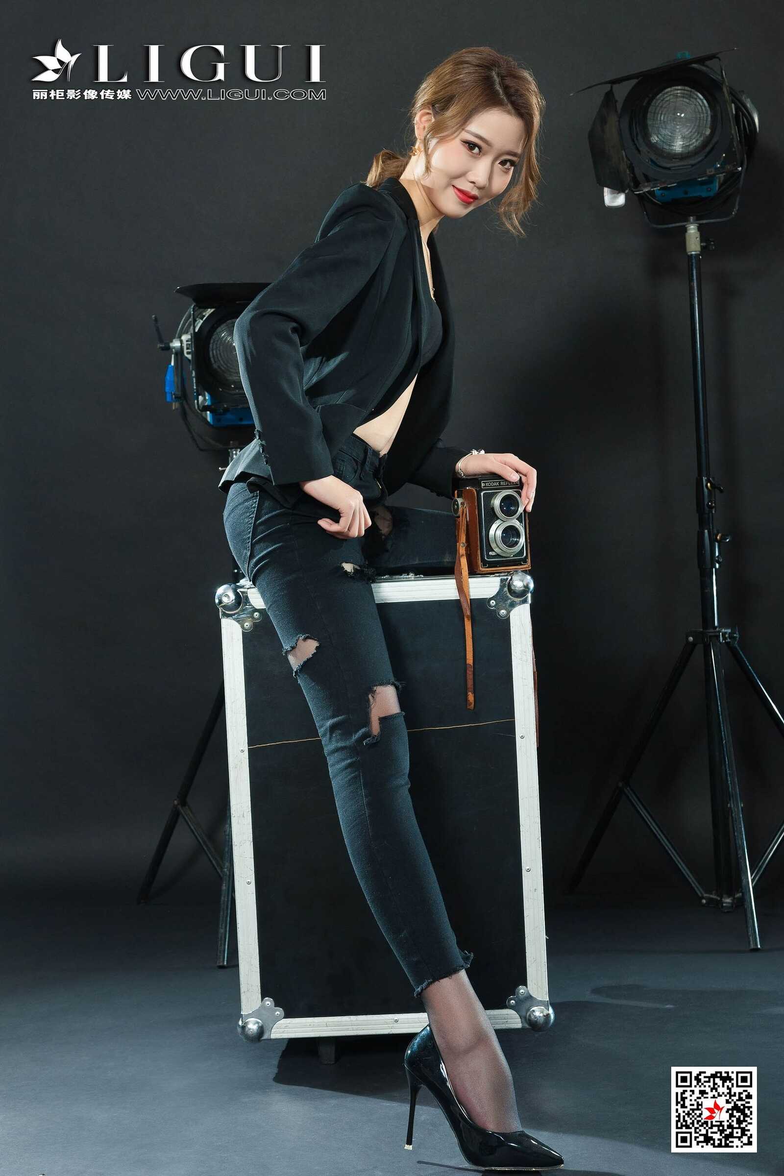 钟情《破洞牛仔黑丝OL》 [丽柜Ligui] 写真集第11张