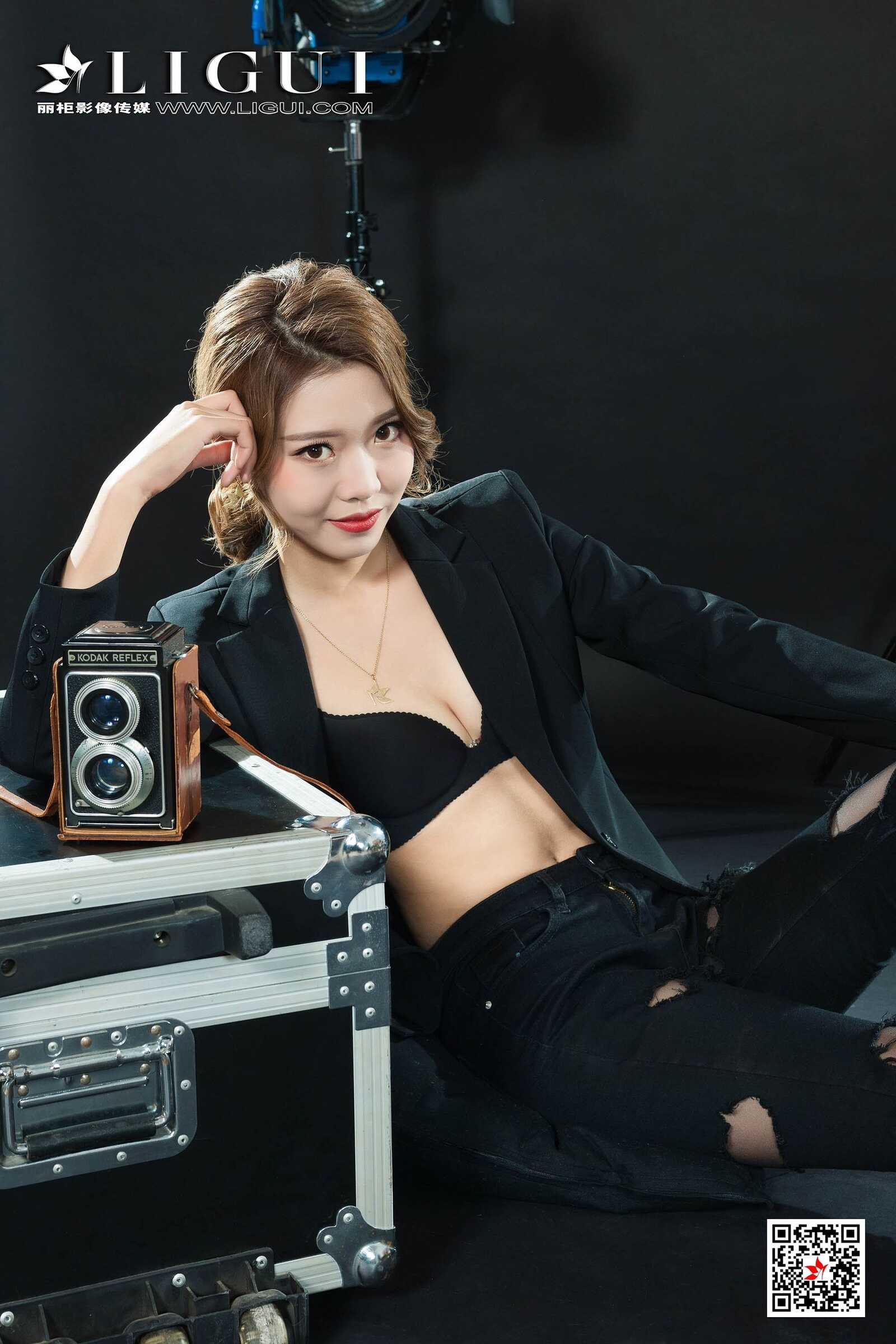 钟情《破洞牛仔黑丝OL》 [丽柜Ligui] 写真集第11张