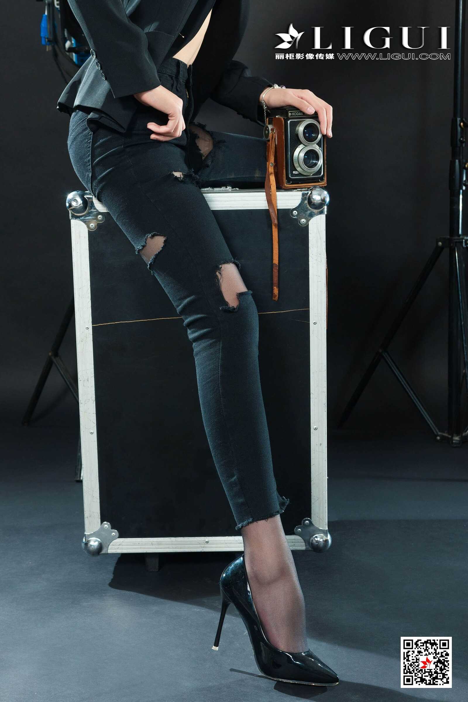 钟情《破洞牛仔黑丝OL》 [丽柜Ligui] 写真集第10张