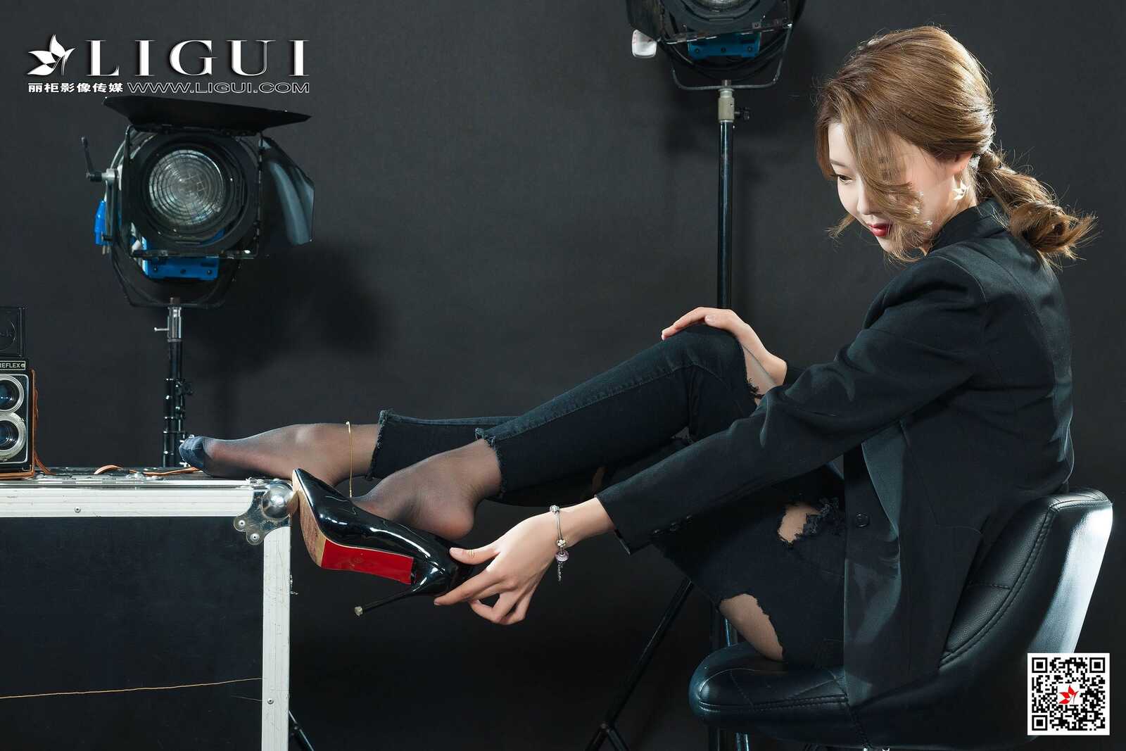 钟情《破洞牛仔黑丝OL》 [丽柜Ligui] 写真集第6张