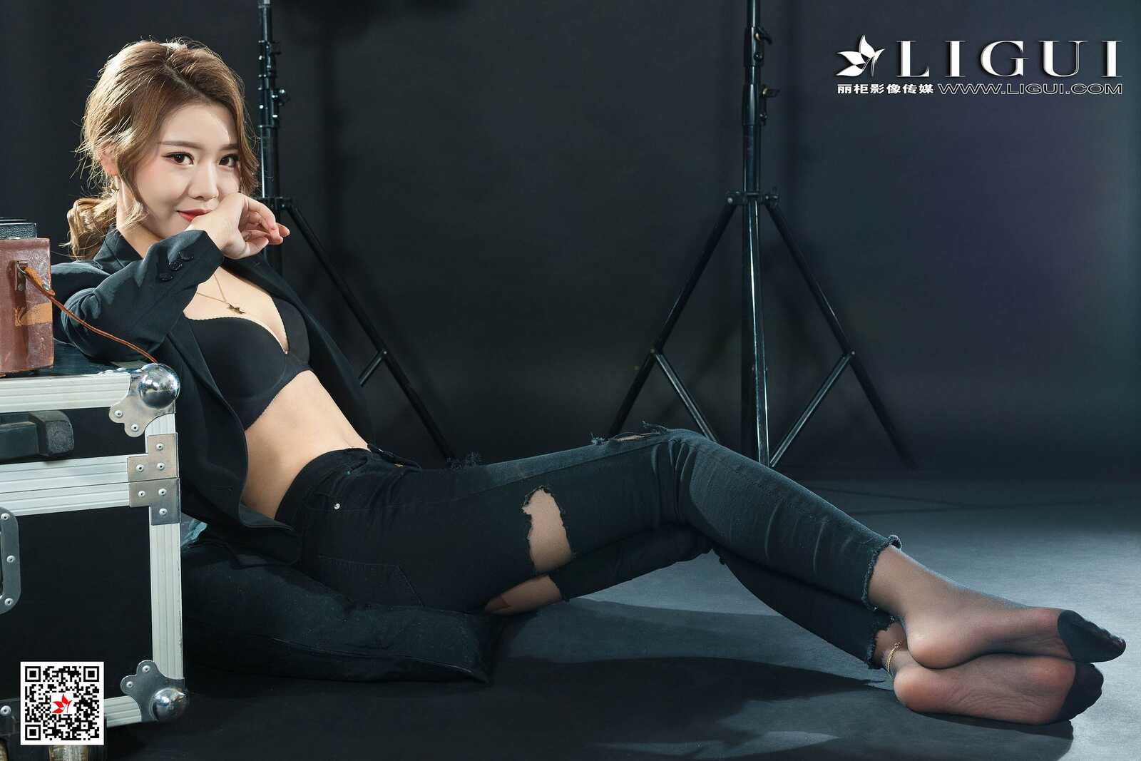 钟情《破洞牛仔黑丝OL》 [丽柜Ligui] 写真集第4张