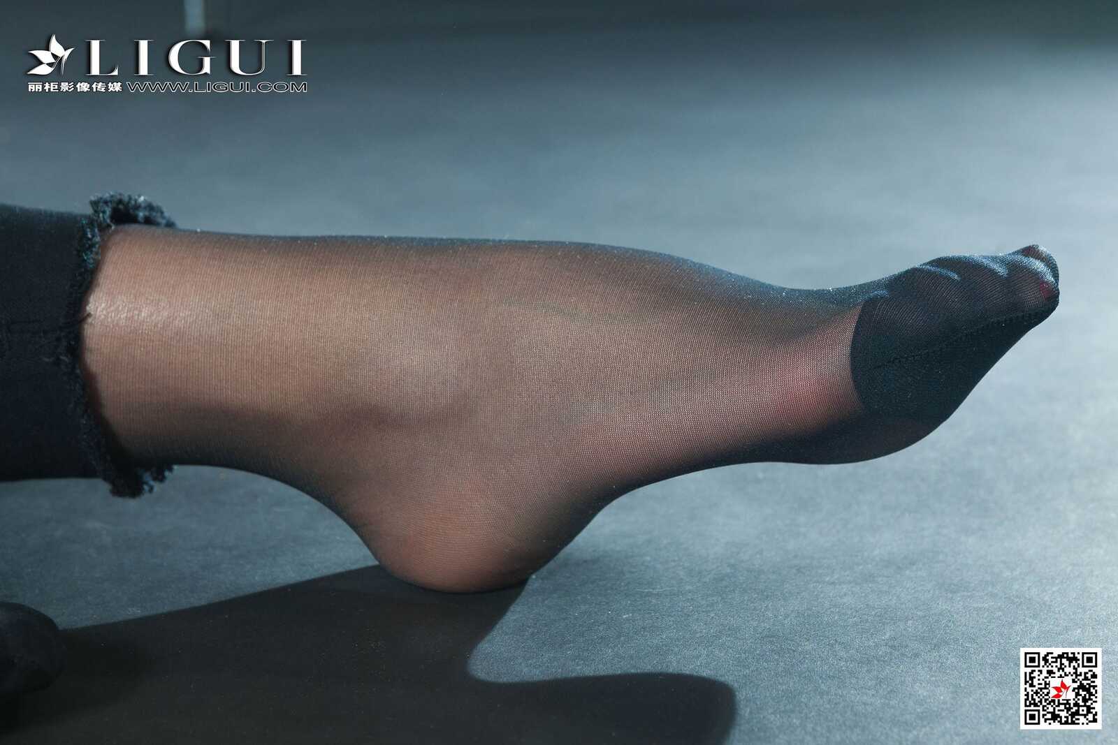 钟情《破洞牛仔黑丝OL》 [丽柜Ligui] 写真集第3张