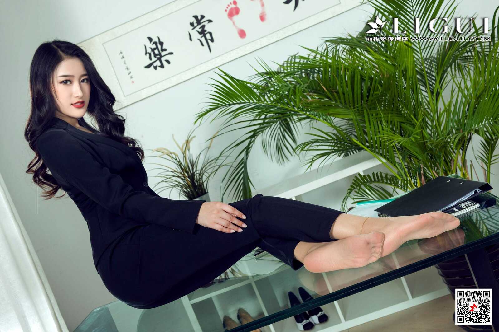 腿模拉拉《西装丽人》 [丽柜Ligui] 网络丽人 写真第3张