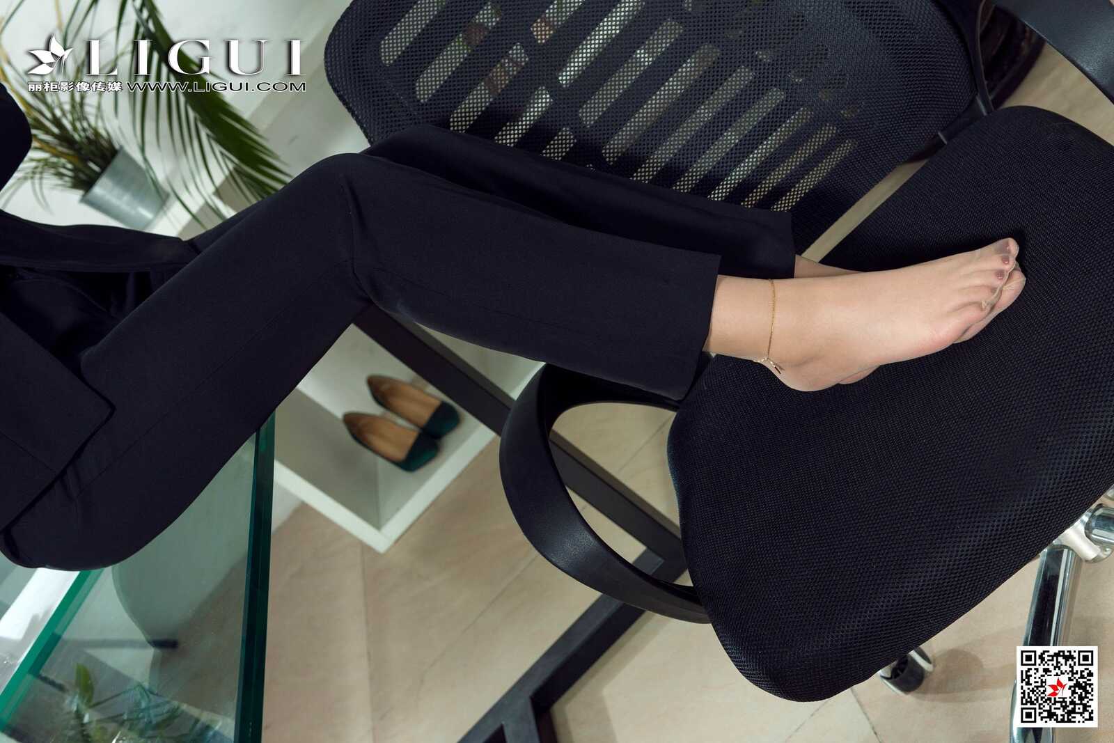腿模拉拉《西装丽人》 [丽柜Ligui] 网络丽人 写真第1张