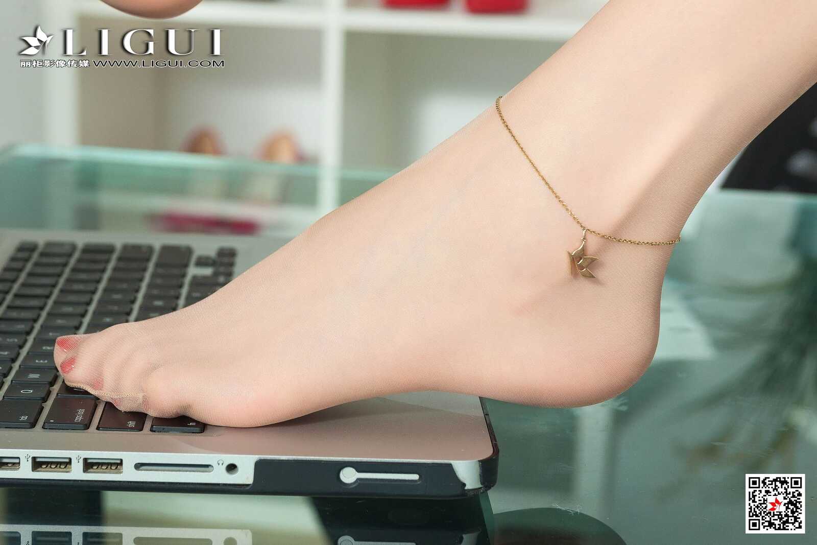 腿模甜甜《办公室美脚丝足》 [丽柜Ligui] 写真集第8张