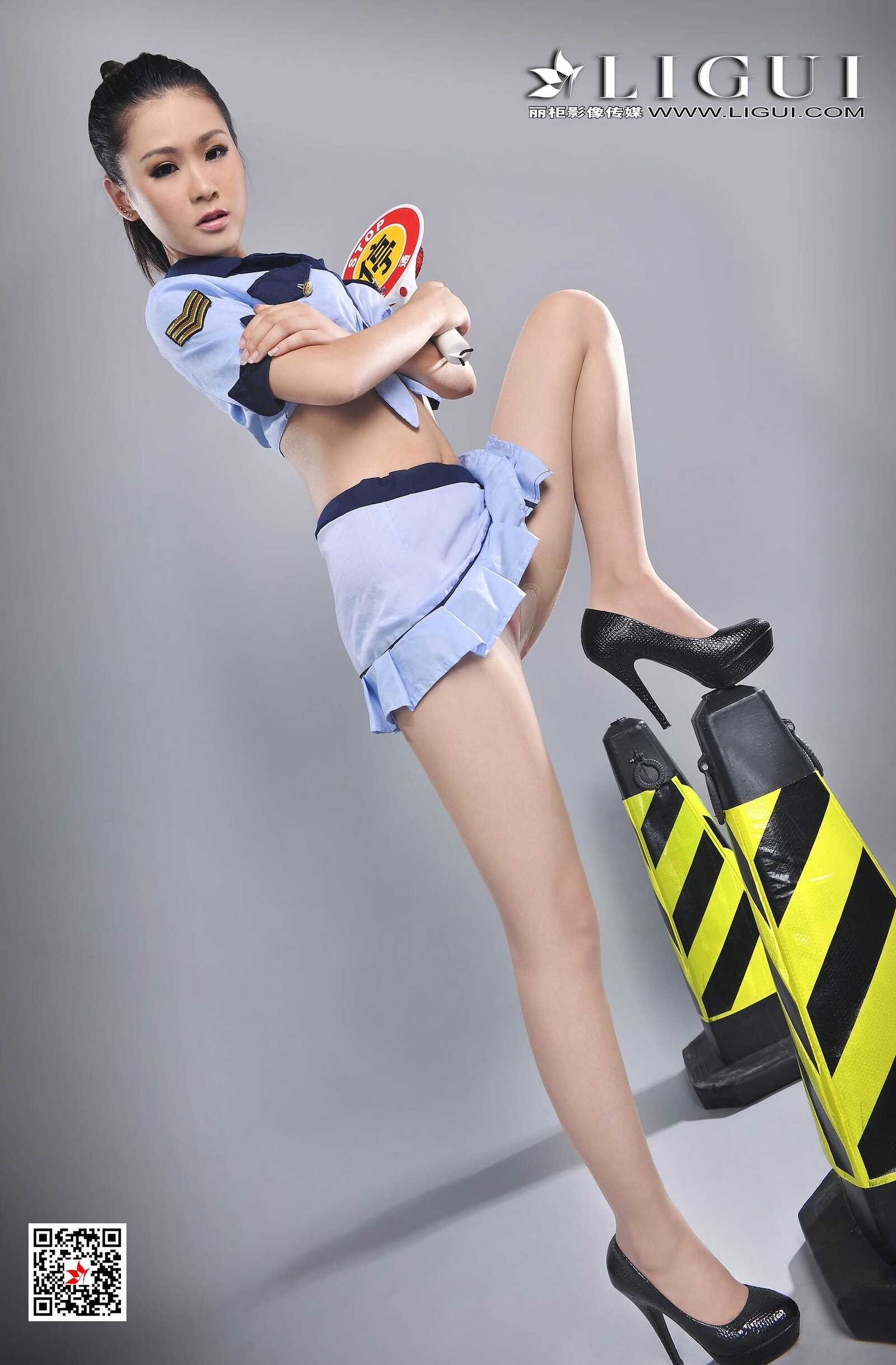 腿模凌凌《制服丝袜美腿》 [丽柜Ligui] 写真集第18张