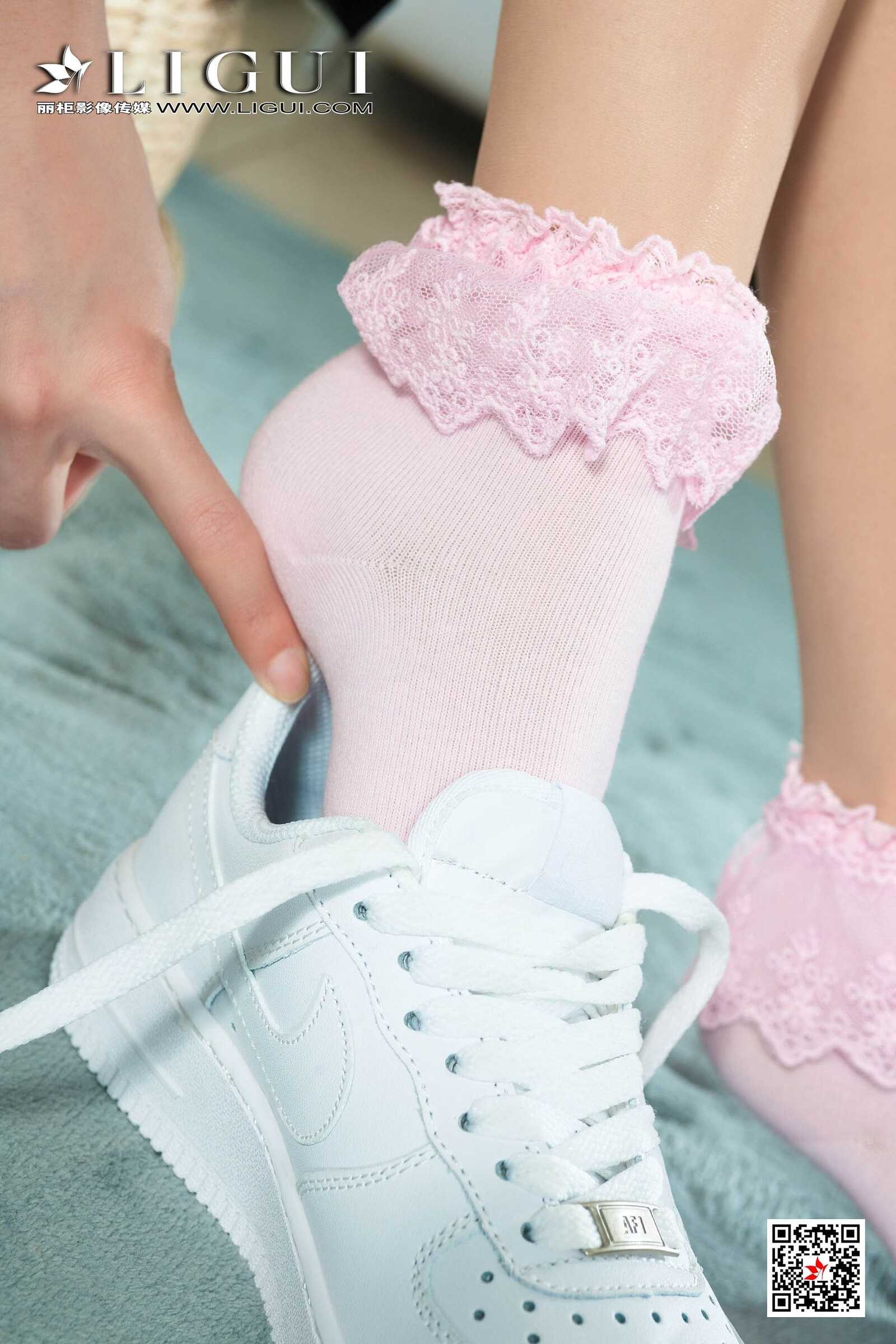 王炜炜《交作业》 [丽柜Ligui] 美腿丝足写真集第18张