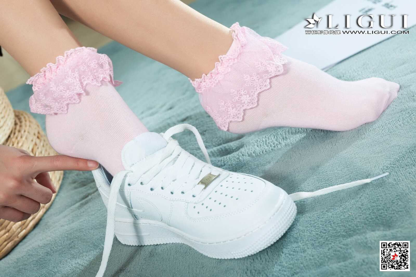 王炜炜《交作业》 [丽柜Ligui] 美腿丝足写真集第11张