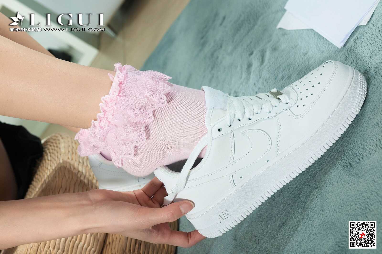 王炜炜《交作业》 [丽柜Ligui] 美腿丝足写真集第8张