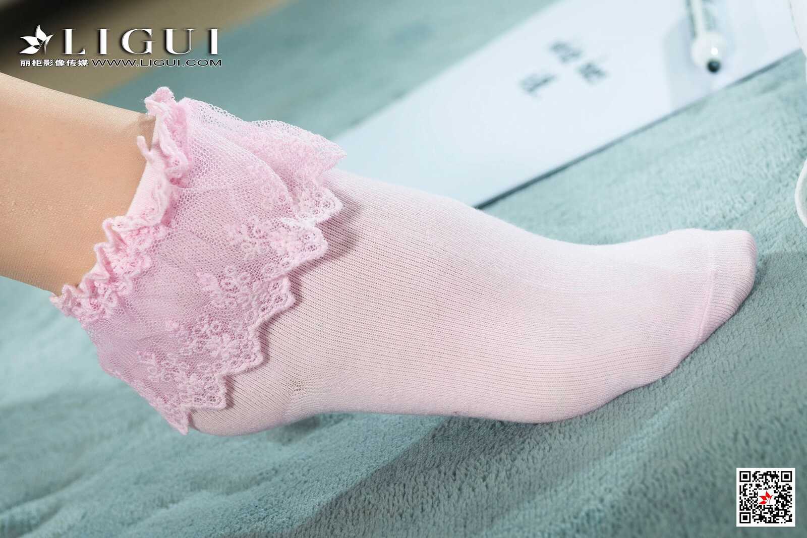 王炜炜《交作业》 [丽柜Ligui] 美腿丝足写真集第8张