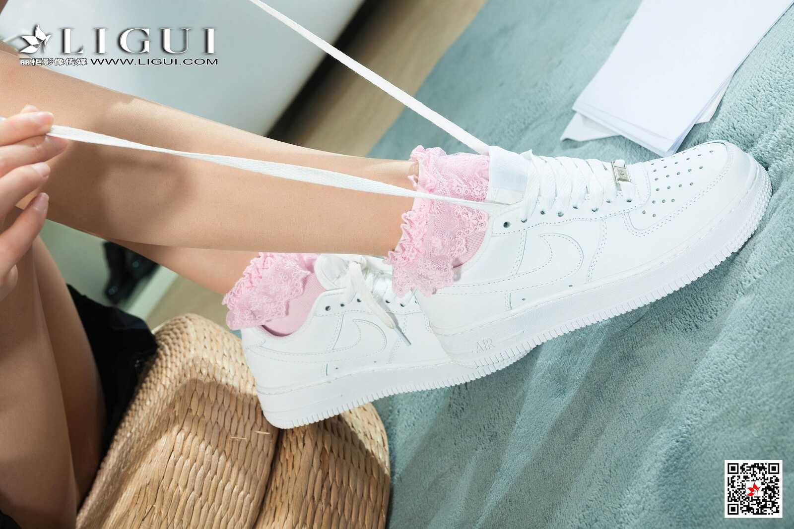 王炜炜《交作业》 [丽柜Ligui] 美腿丝足写真集第7张