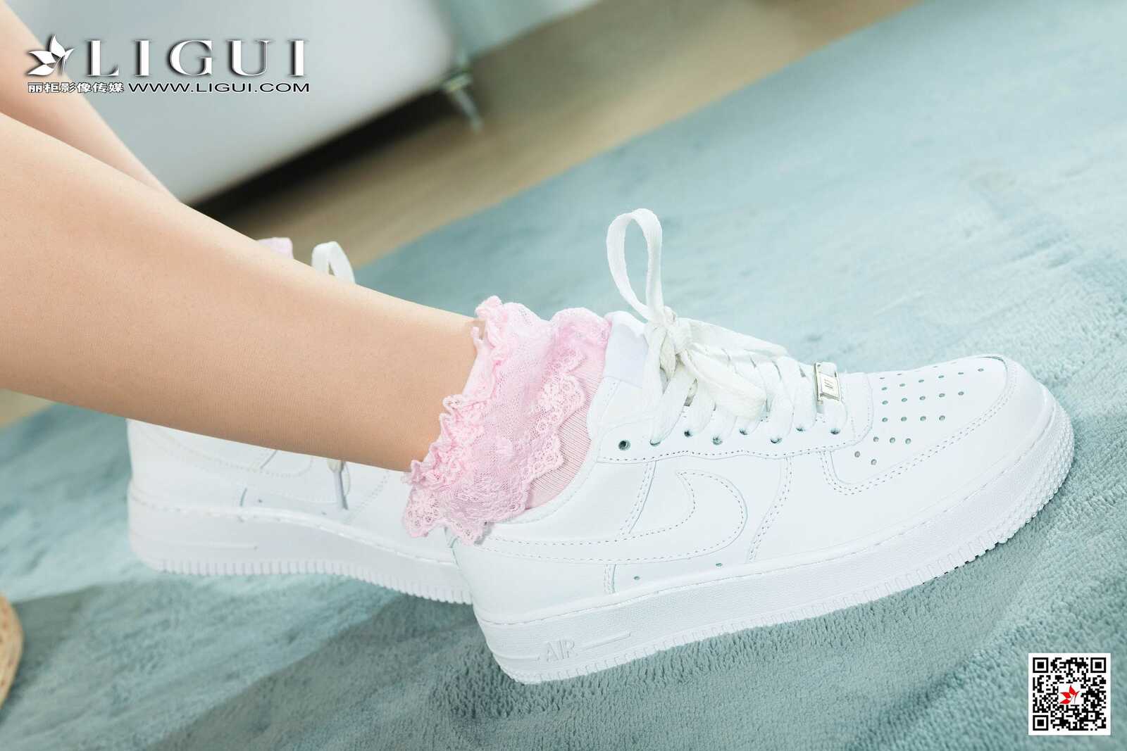 王炜炜《交作业》 [丽柜Ligui] 美腿丝足写真集第3张