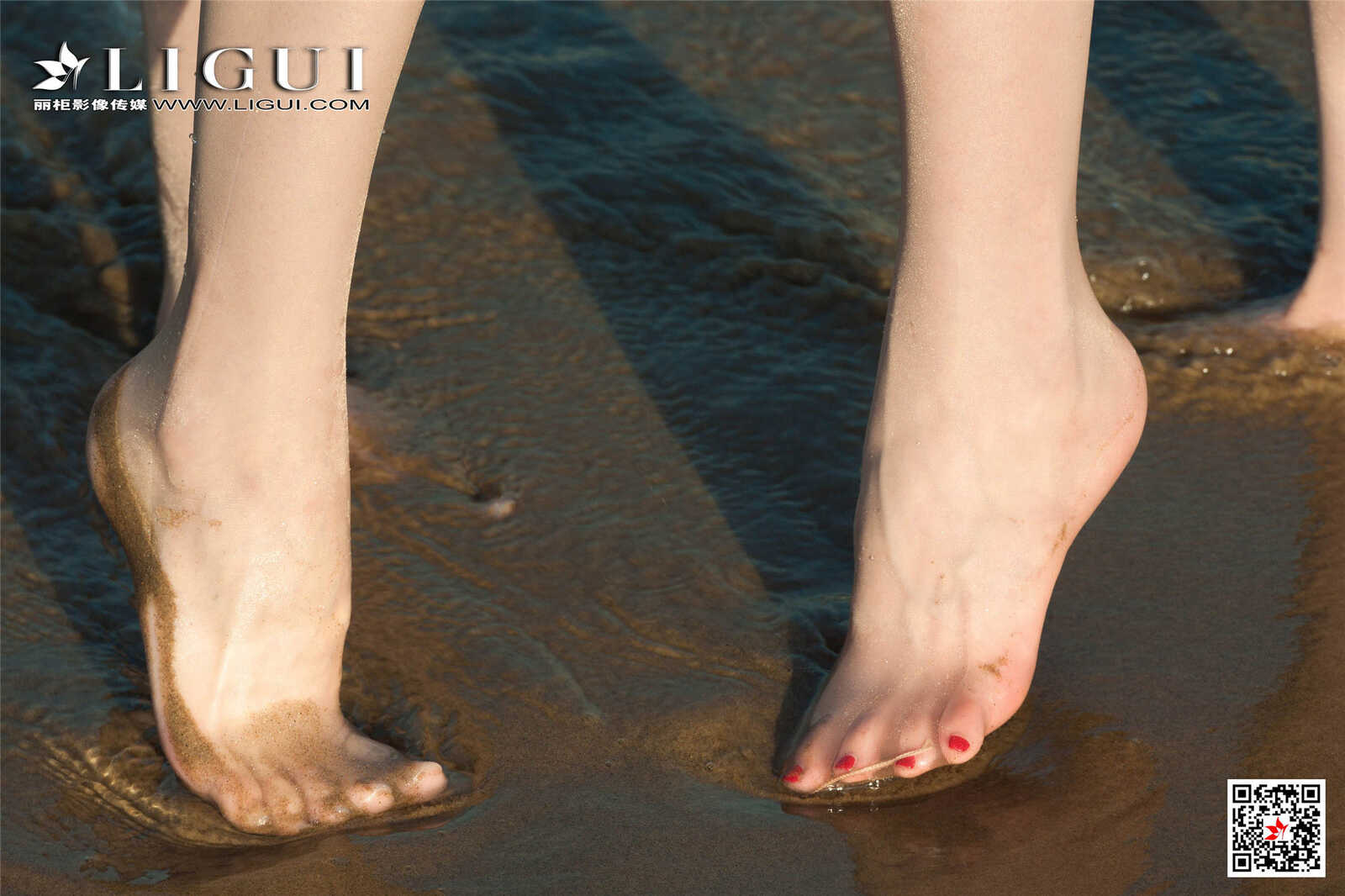 兔子&amp;amp;甜甜《海边姐妹花丝袜秀》 [丽柜Ligui]第5张