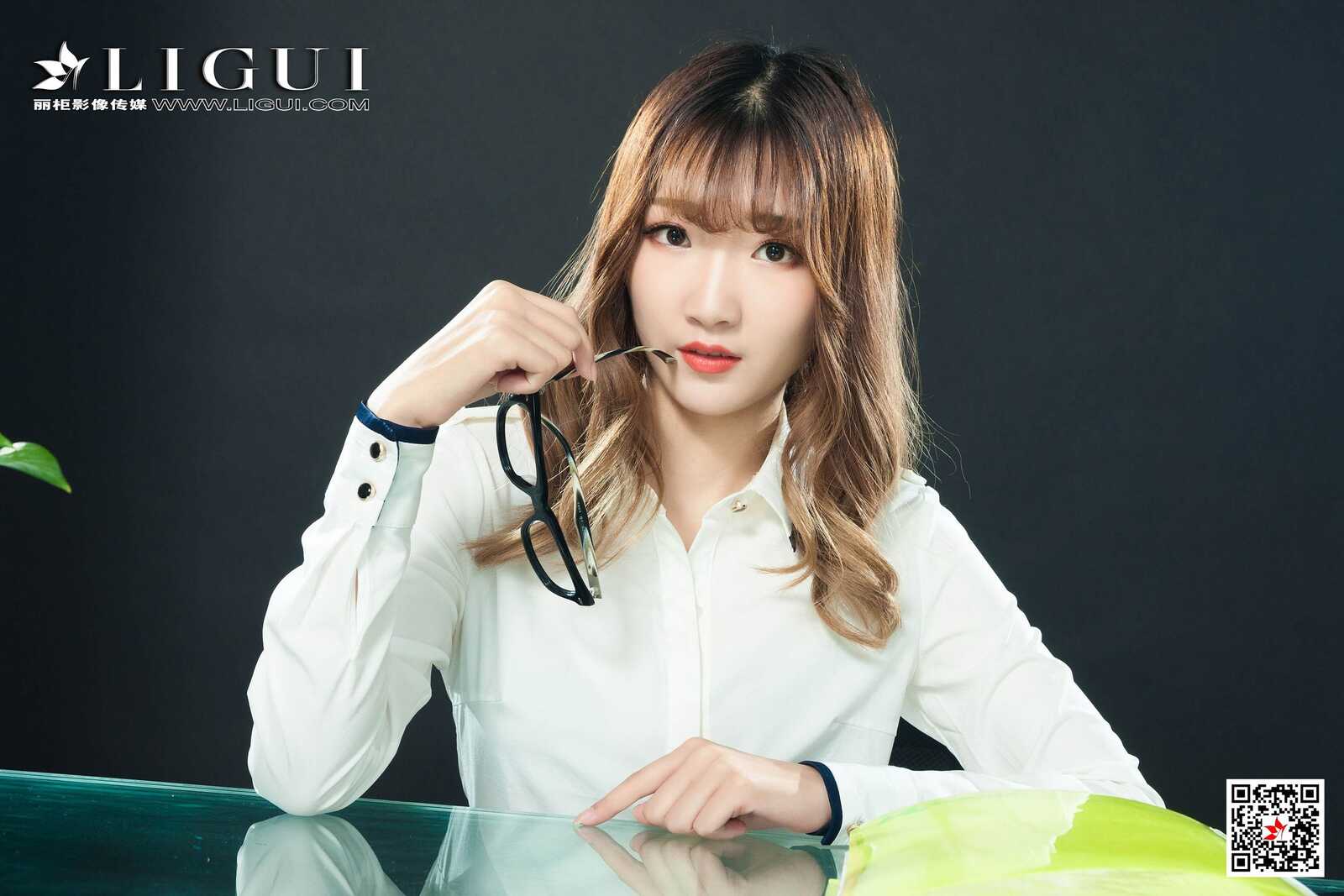 小然然《美腿OL小姐姐》 [丽柜Ligui] 丝足写真集第3张