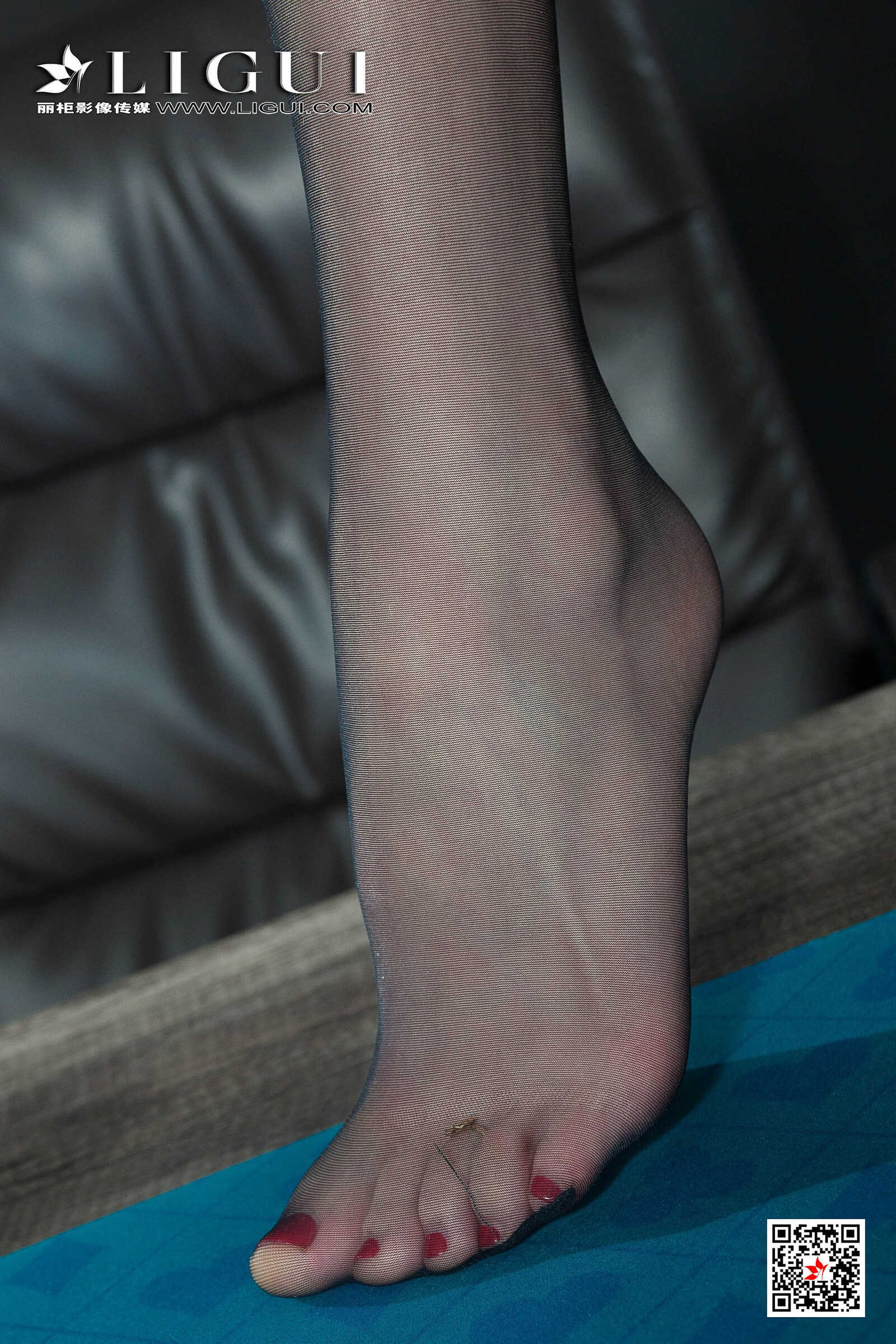 模特兔子《黑丝棋牌官》 [丽柜Ligui] 美腿丝足写第13张