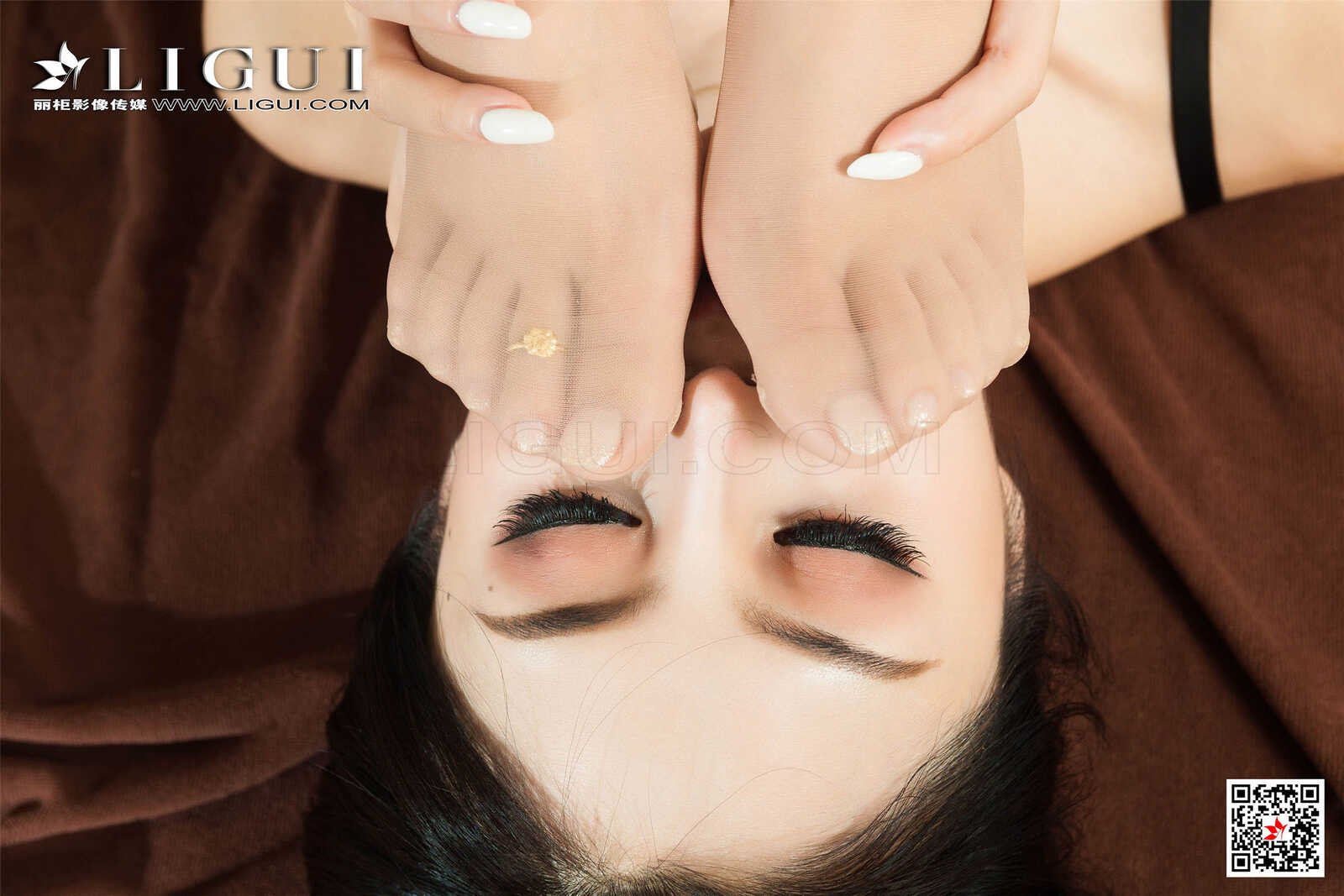 安娜Anna&凉儿《精油踩背丝足诱惑》 [丽柜LI第1张