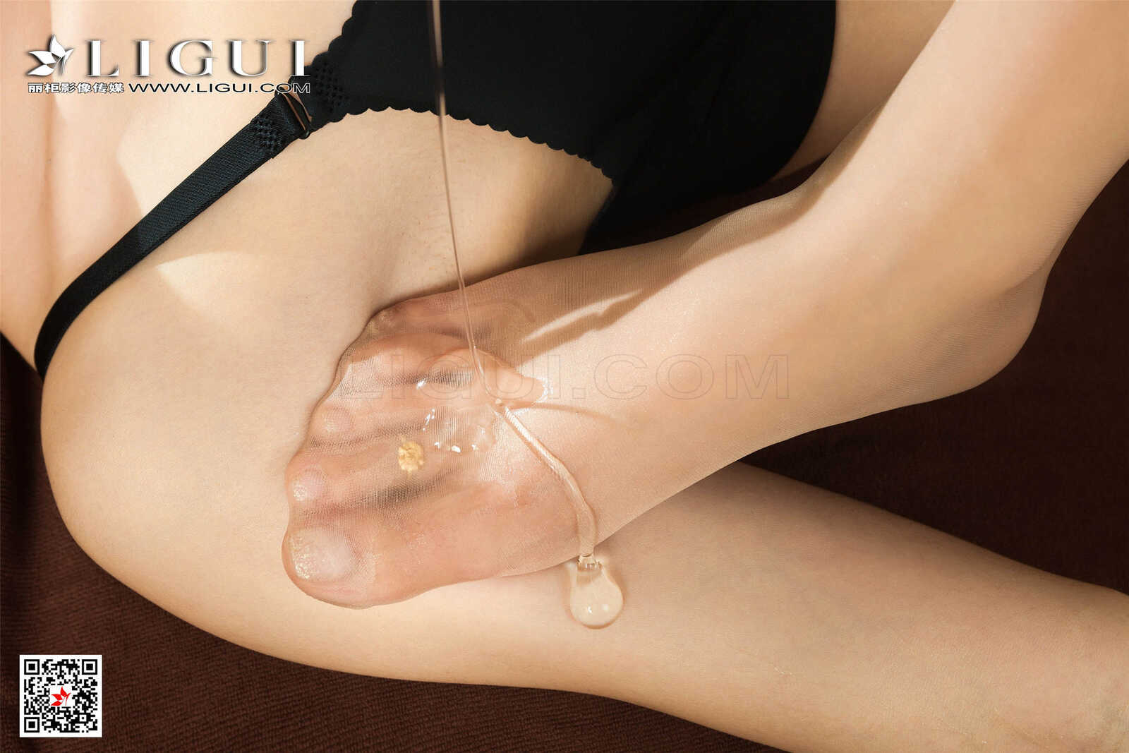 安娜Anna&凉儿《精油踩背丝足诱惑》 [丽柜LI第3张