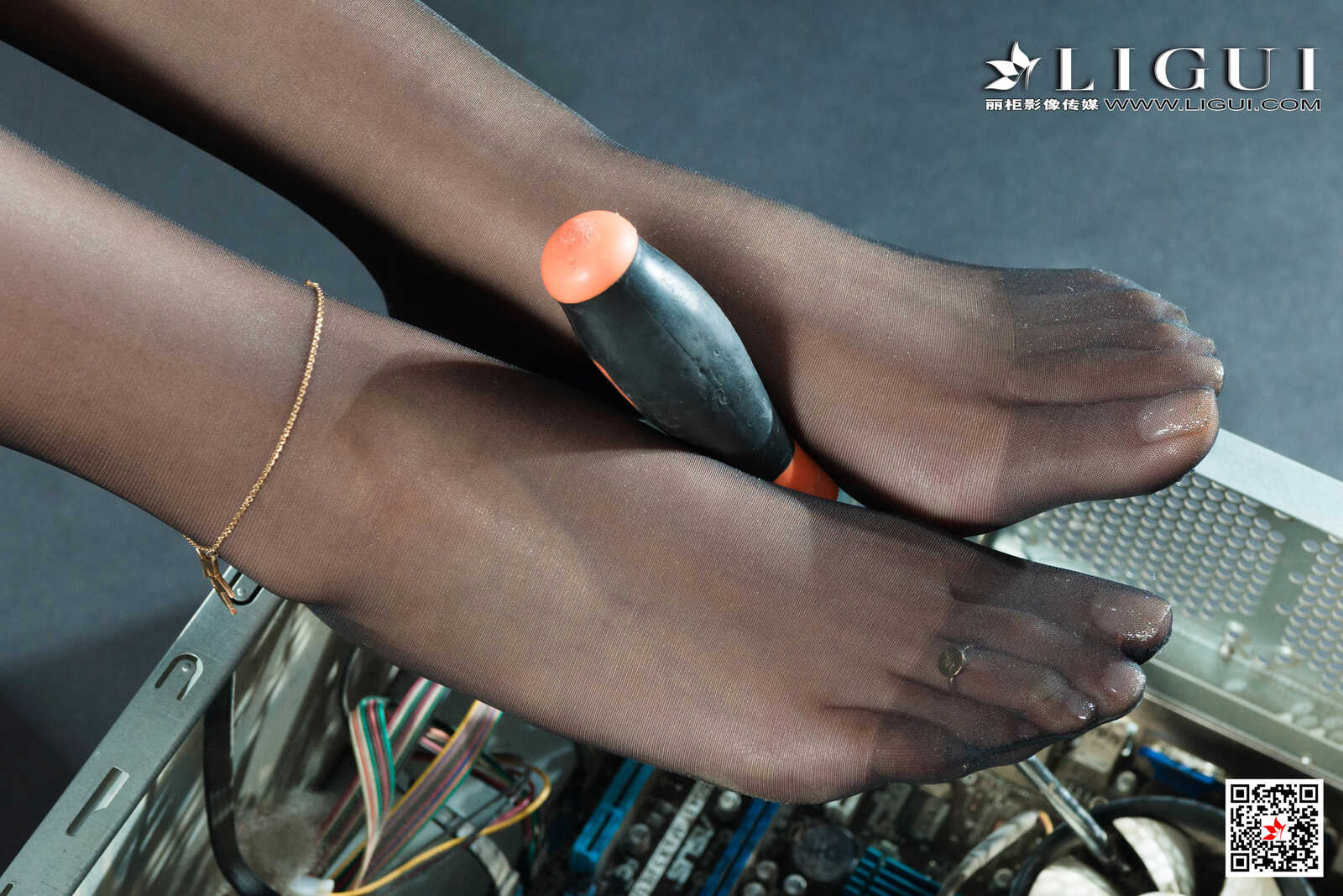 允娜《黑丝吊带牛仔女神》 [丽柜Ligui] 写真集第1张