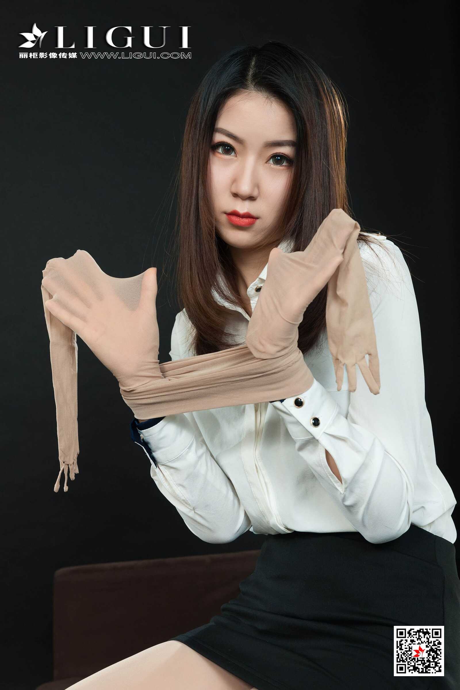 虫虫《肉丝袜美束人体》 [丽柜Ligui] 写真集第5张